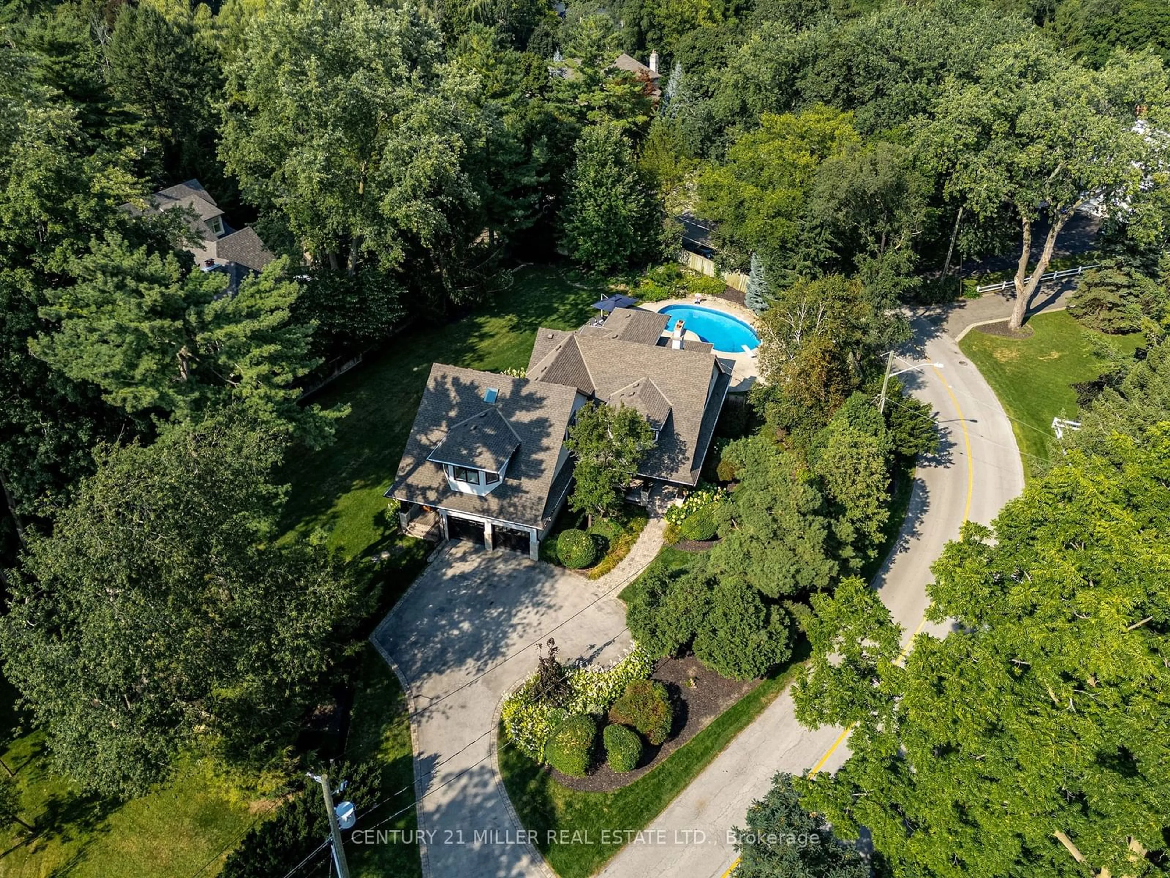 A pic from outside/outdoor area/front of a property/back of a property/a pic from drone, unknown for 1247 Cumnock Cres, Oakville Ontario L6J 2N6