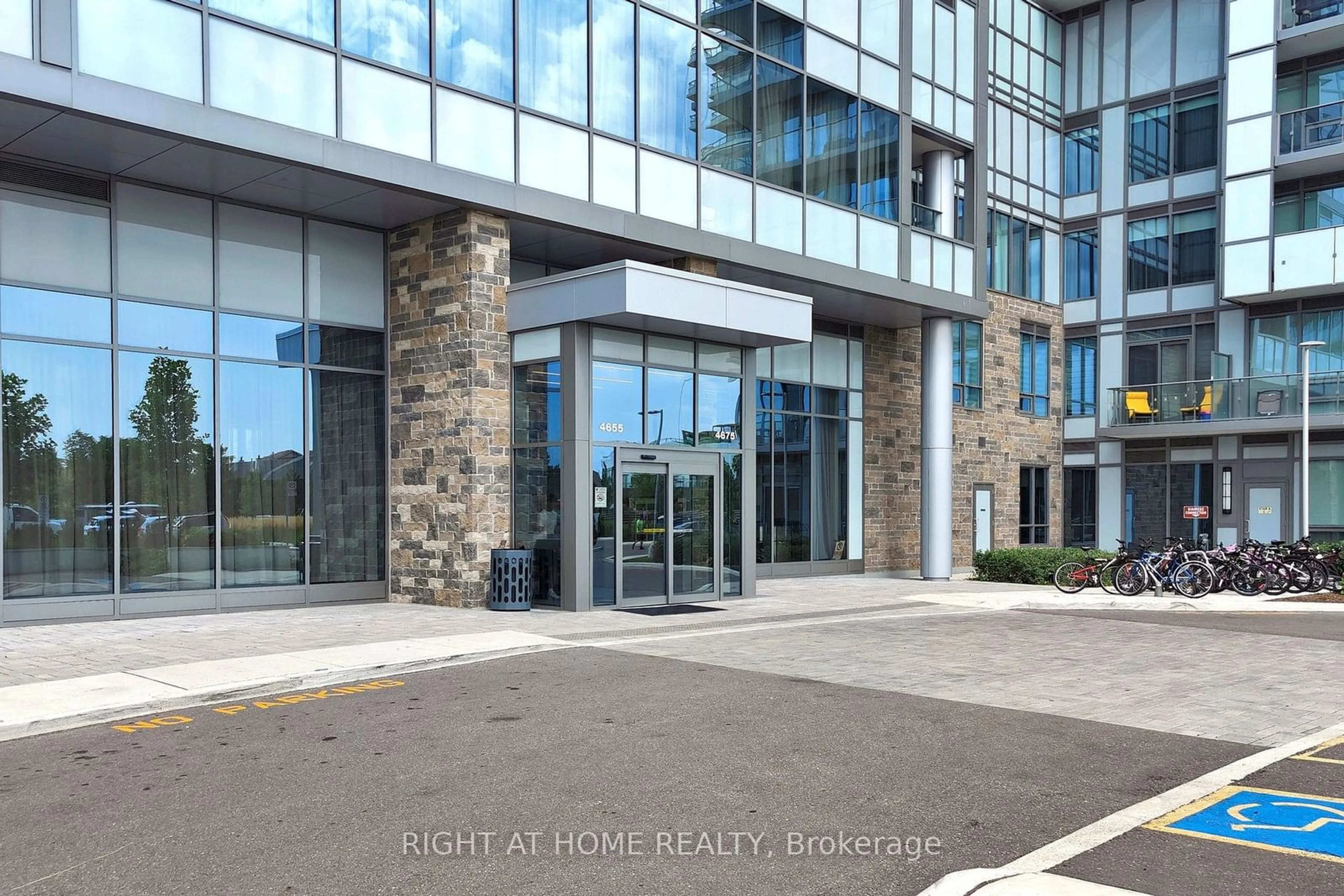 Indoor foyer for 4675 Metcalfe Ave #810A, Mississauga Ontario L5M 0Z8