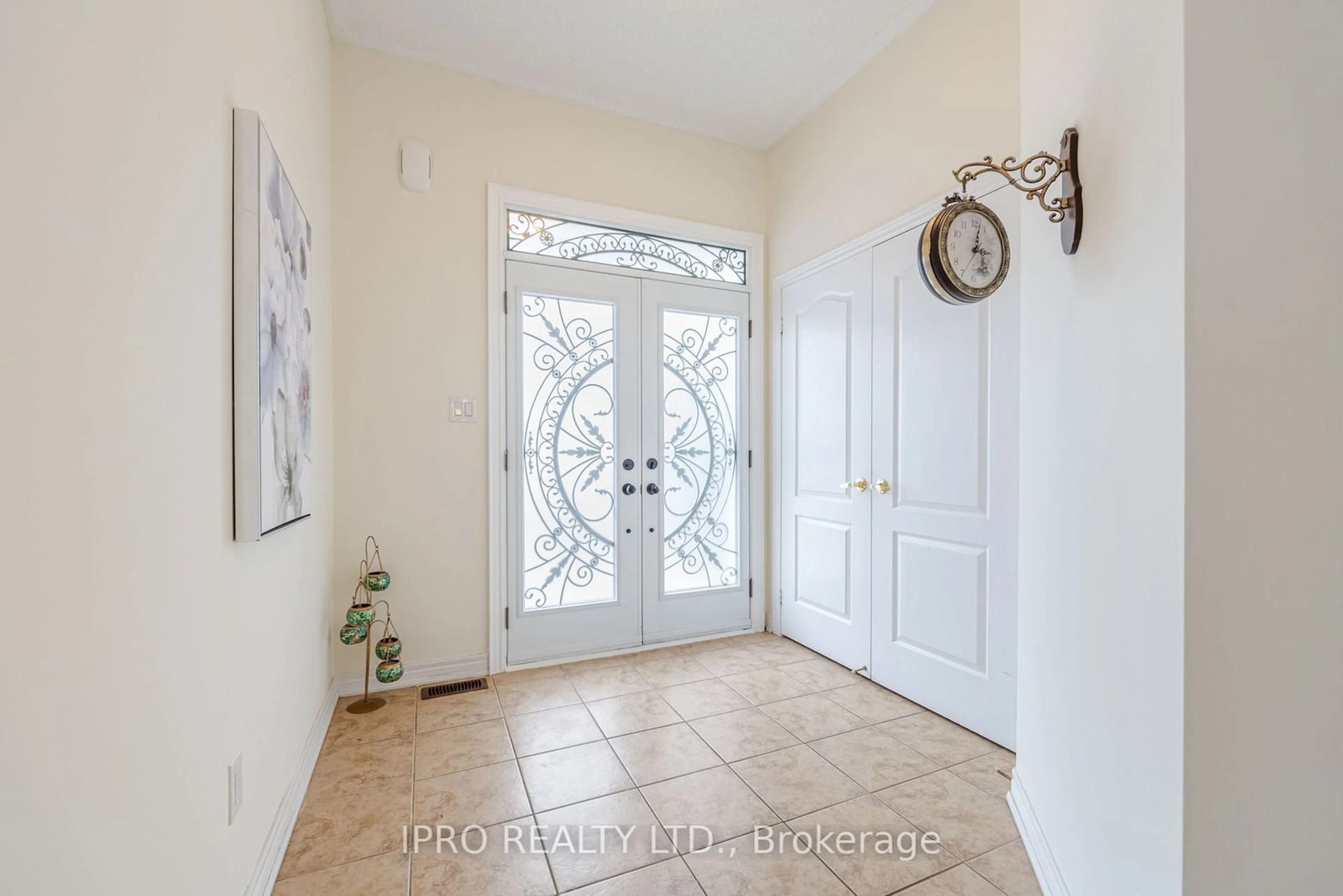 Indoor entryway for 409 Scott Blvd, Milton Ontario L9T 0T1