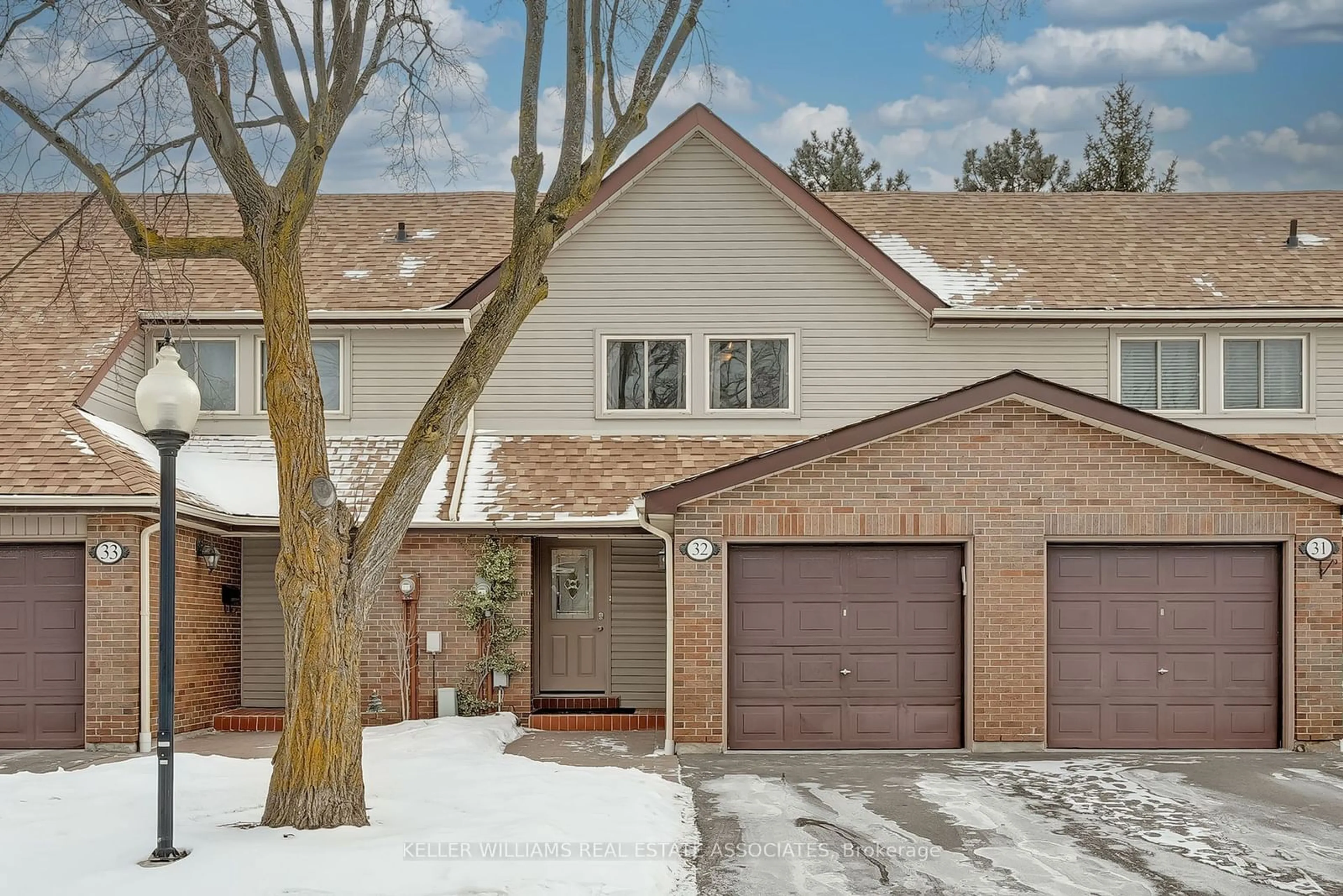 Home with brick exterior material, street for 2617 Windwood Dr #32, Mississauga Ontario L5N 2K6