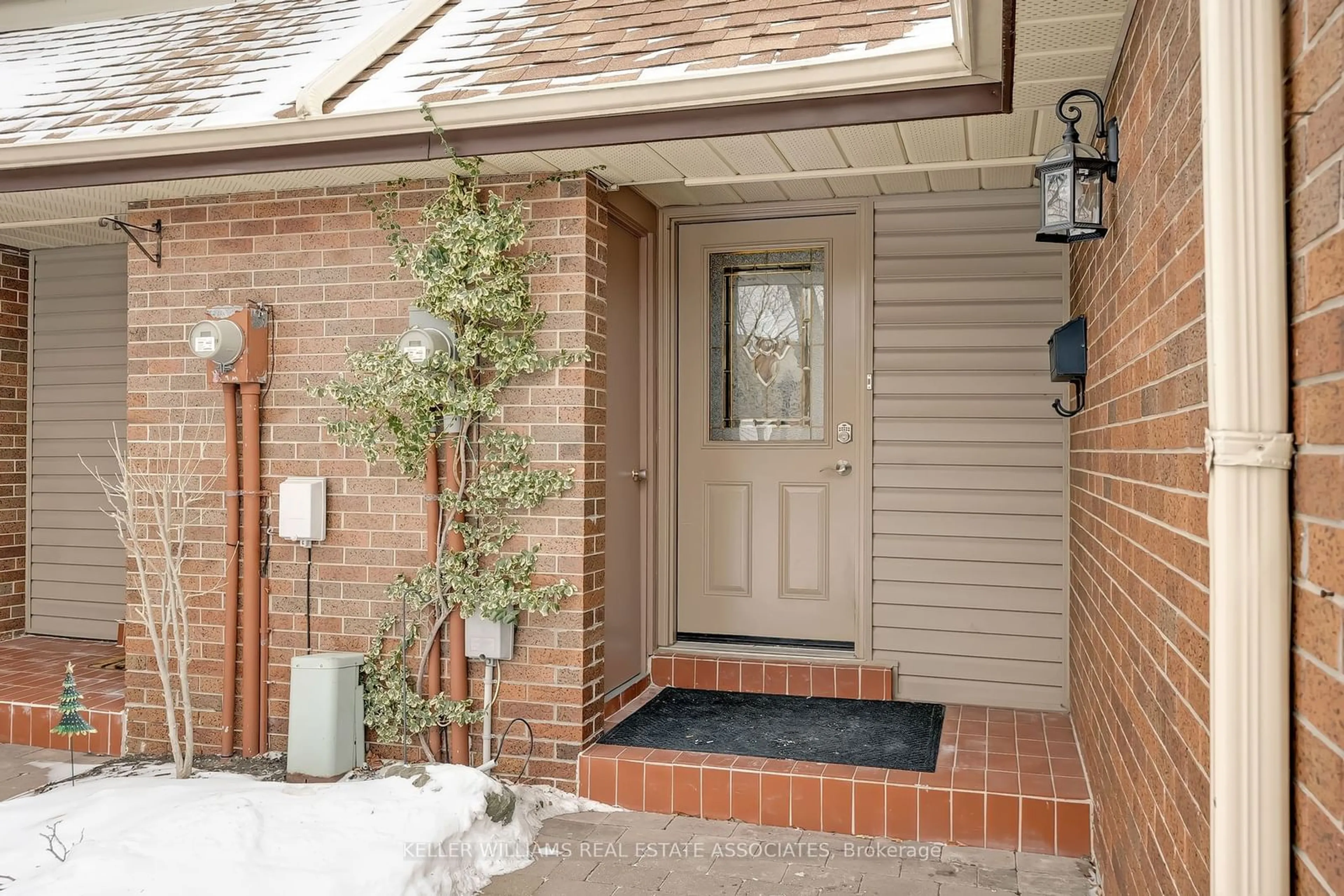 Home with brick exterior material, street for 2617 Windwood Dr #32, Mississauga Ontario L5N 2K6