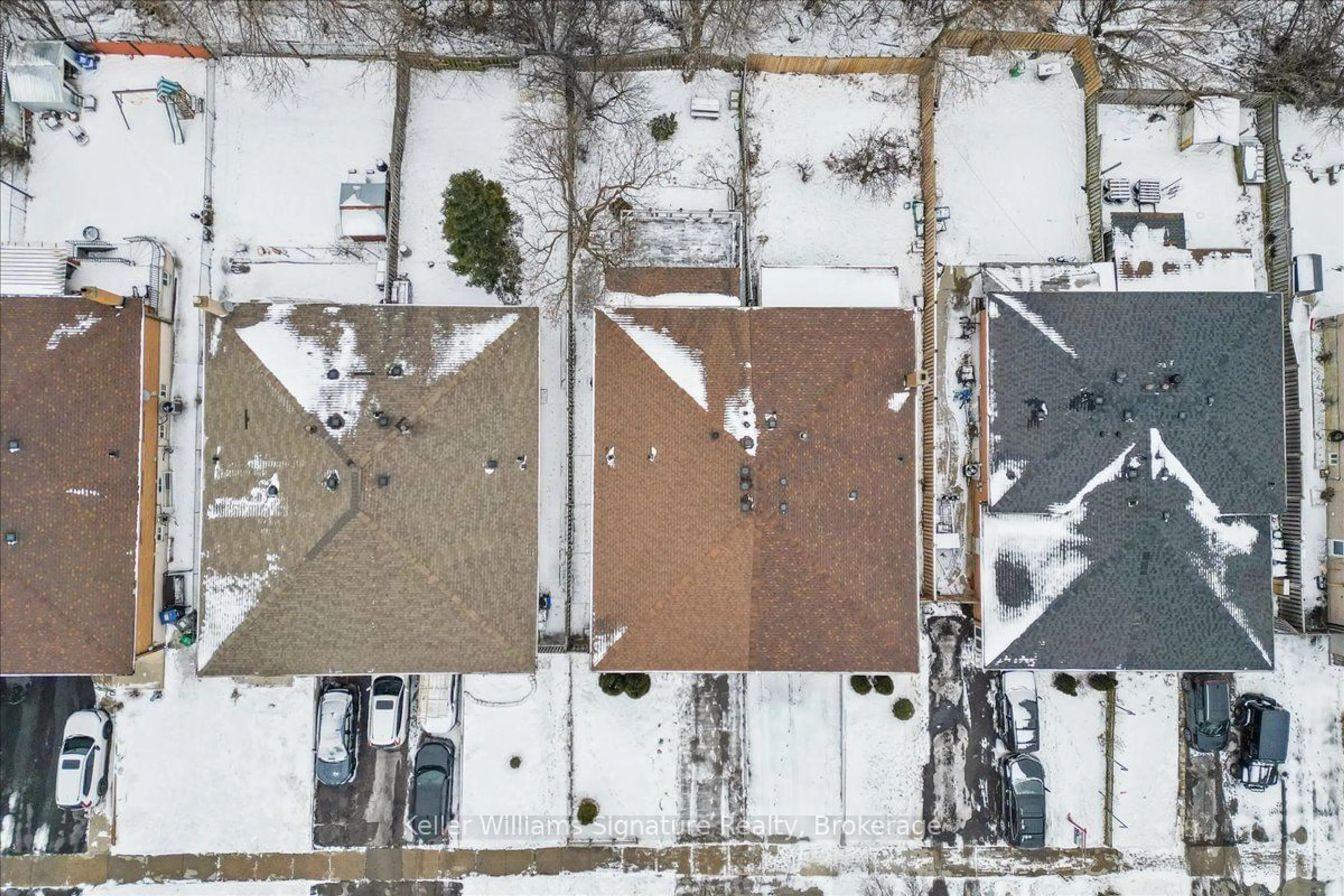 A pic from outside/outdoor area/front of a property/back of a property/a pic from drone, street for 3302 Victory Cres, Mississauga Ontario L4T 1L9