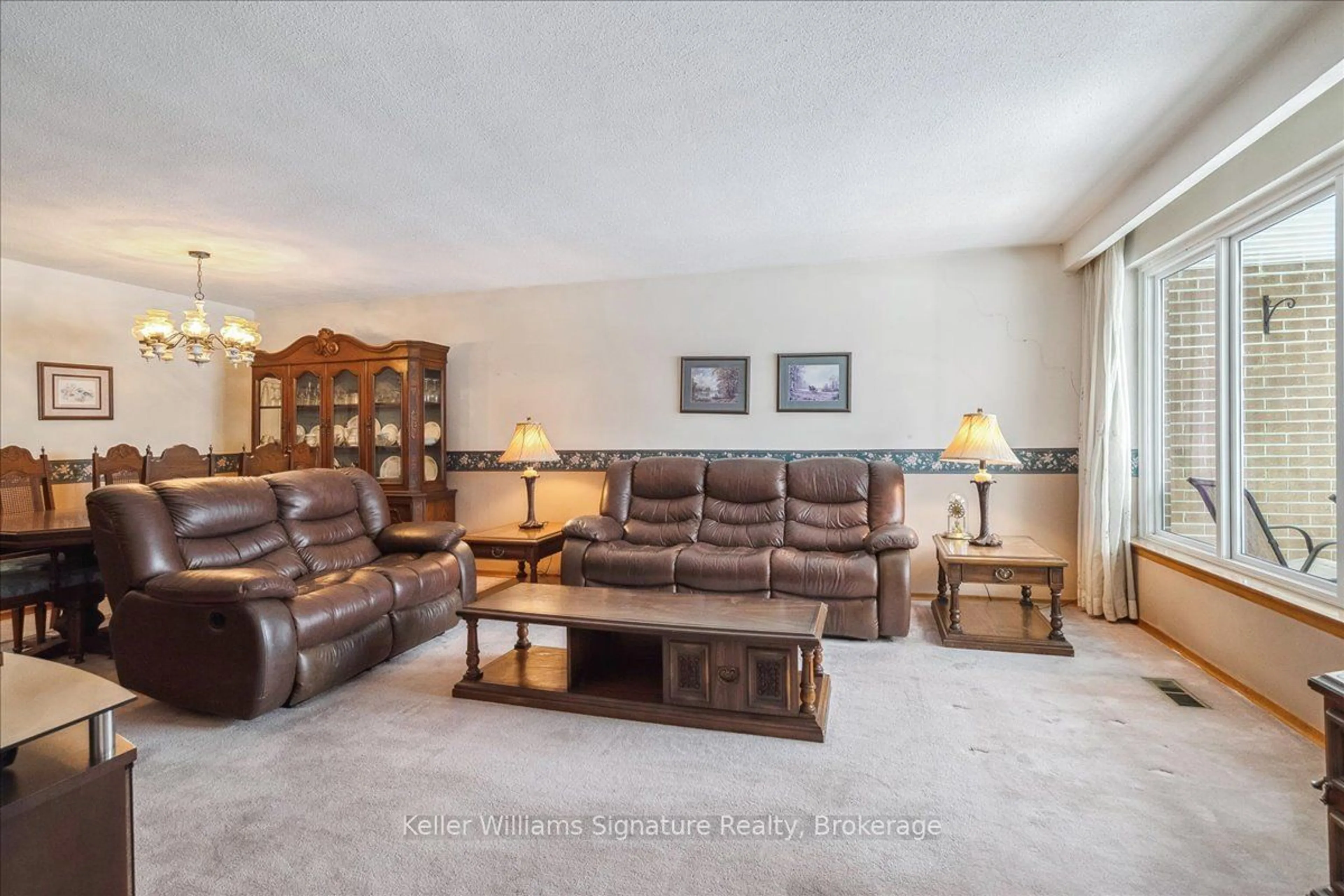 Living room with furniture, unknown for 3302 Victory Cres, Mississauga Ontario L4T 1L9