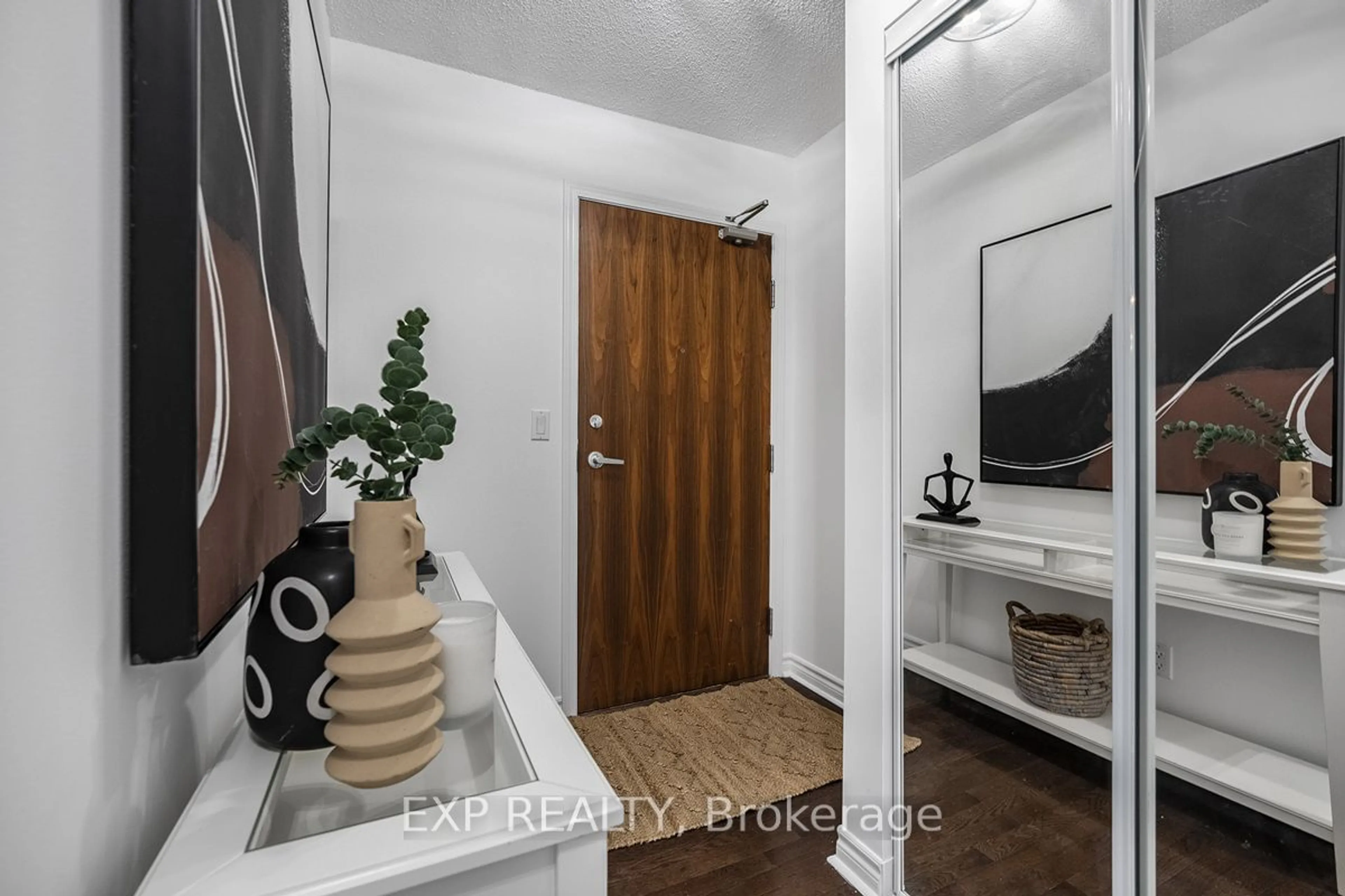 Indoor entryway for 33 Elm Dr #509, Mississauga Ontario L5B 4M2