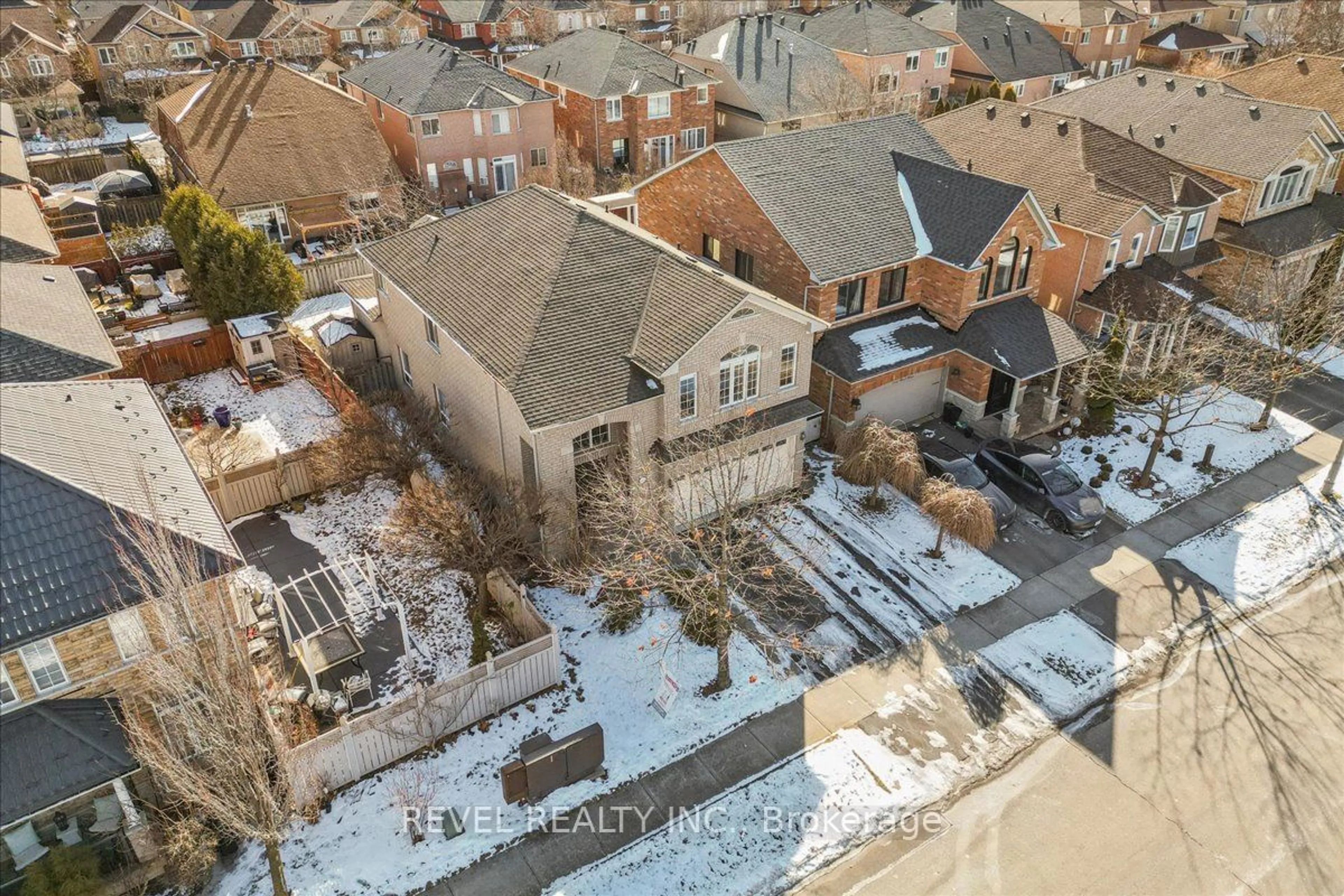 A pic from outside/outdoor area/front of a property/back of a property/a pic from drone, city buildings view from balcony for 2406 West Ham Rd, Oakville Ontario L6M 4P2