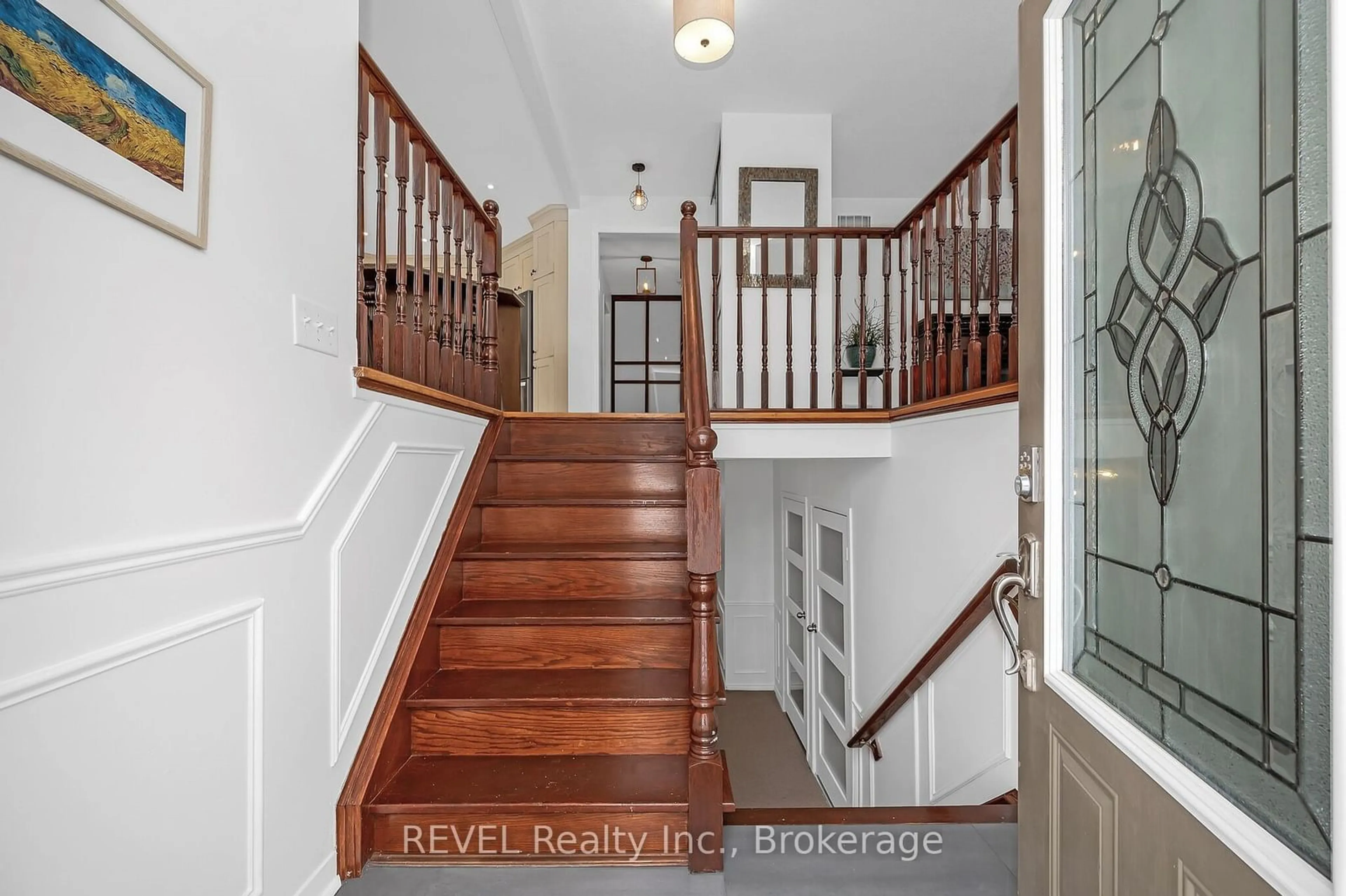 Indoor foyer for 3330 Bristol Dr, Burlington Ontario L7M 1W4