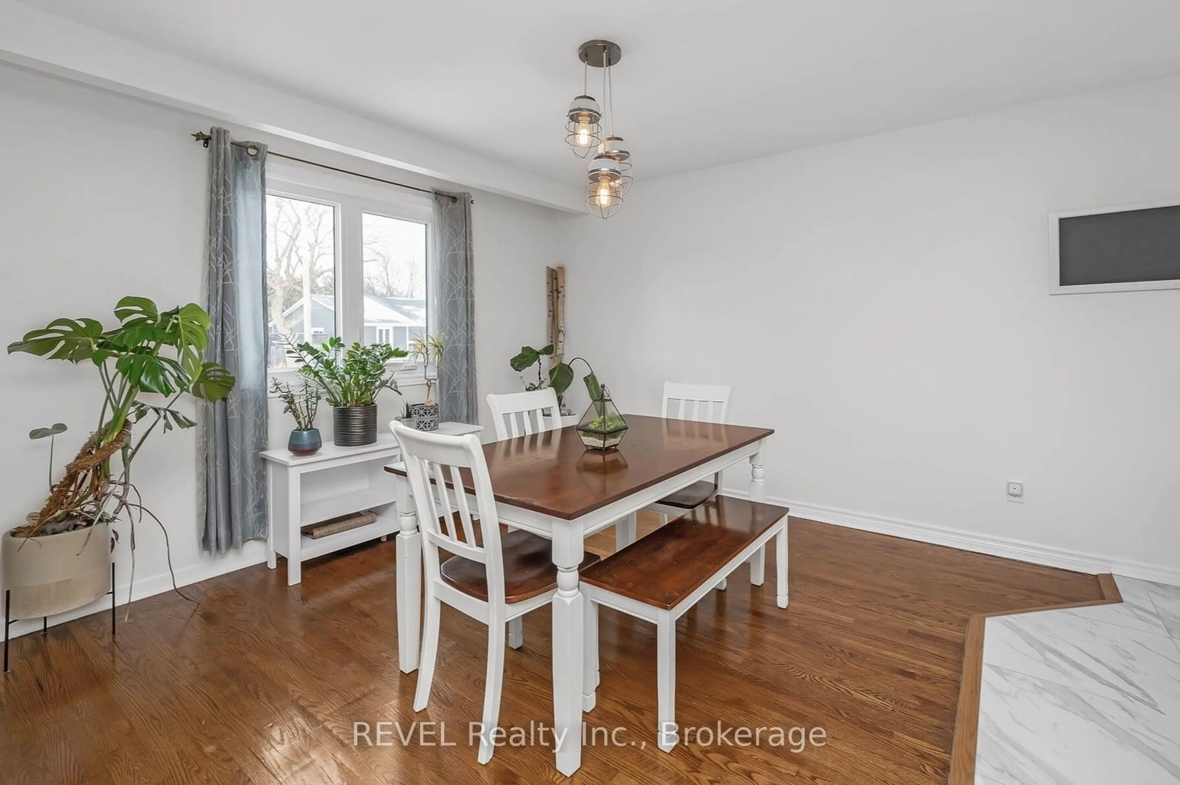 Dining room, wood/laminate floor for 3330 Bristol Dr, Burlington Ontario L7M 1W4