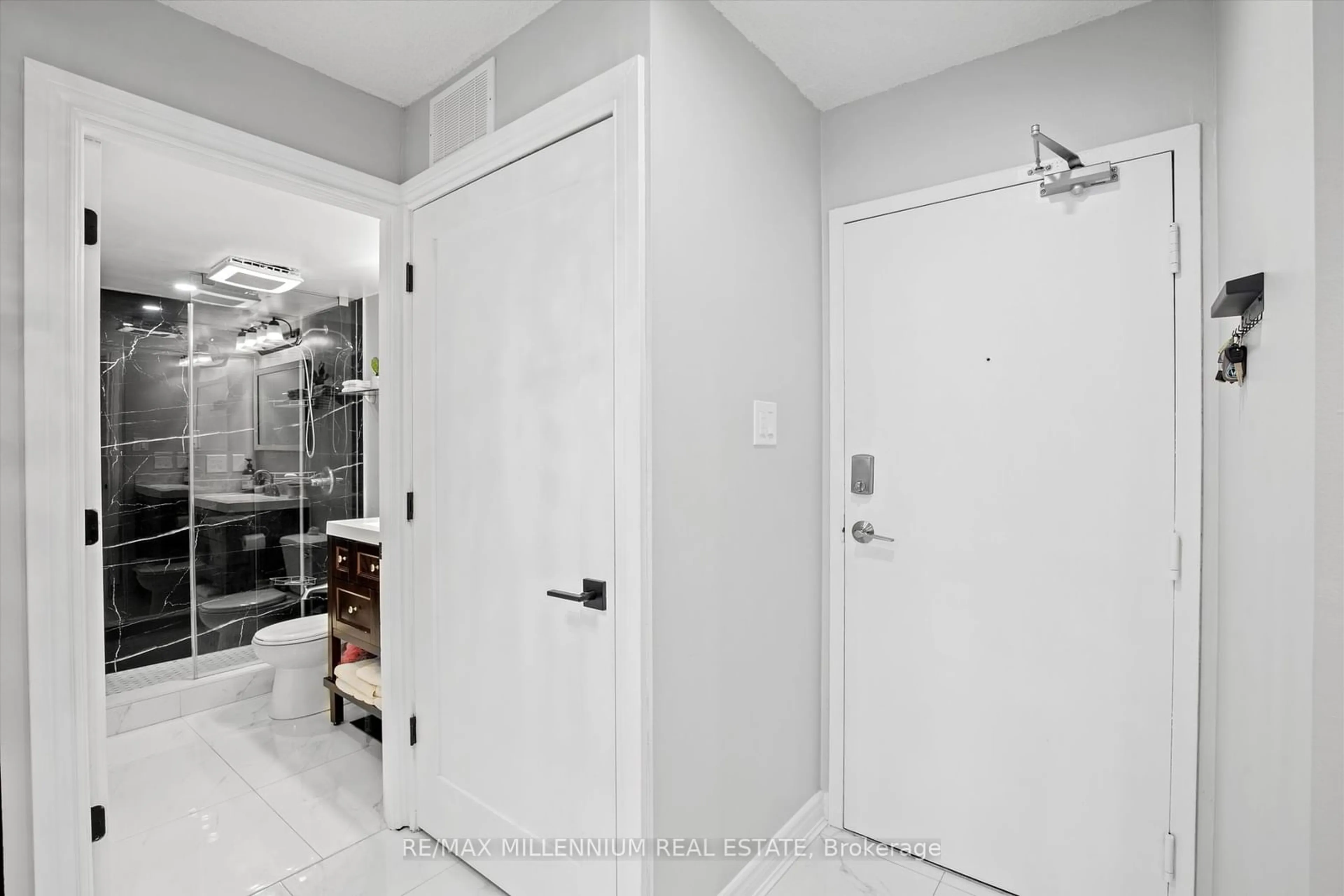 Indoor foyer for 300 Webb Dr #610, Mississauga Ontario L5B 3W3