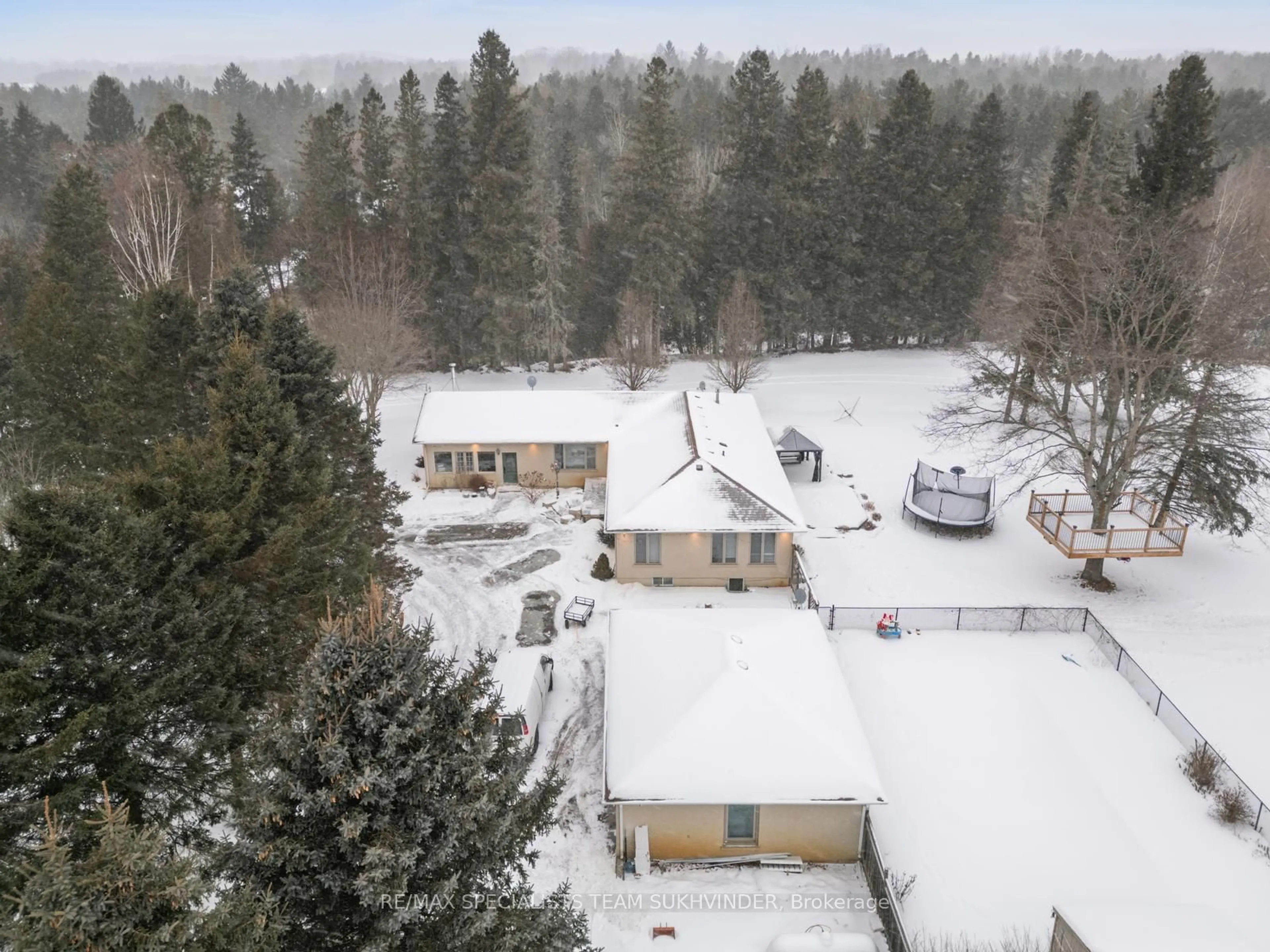 A pic from outside/outdoor area/front of a property/back of a property/a pic from drone, mountain view for 15863 Heart Lake Rd, Caledon Ontario L7C 2L2