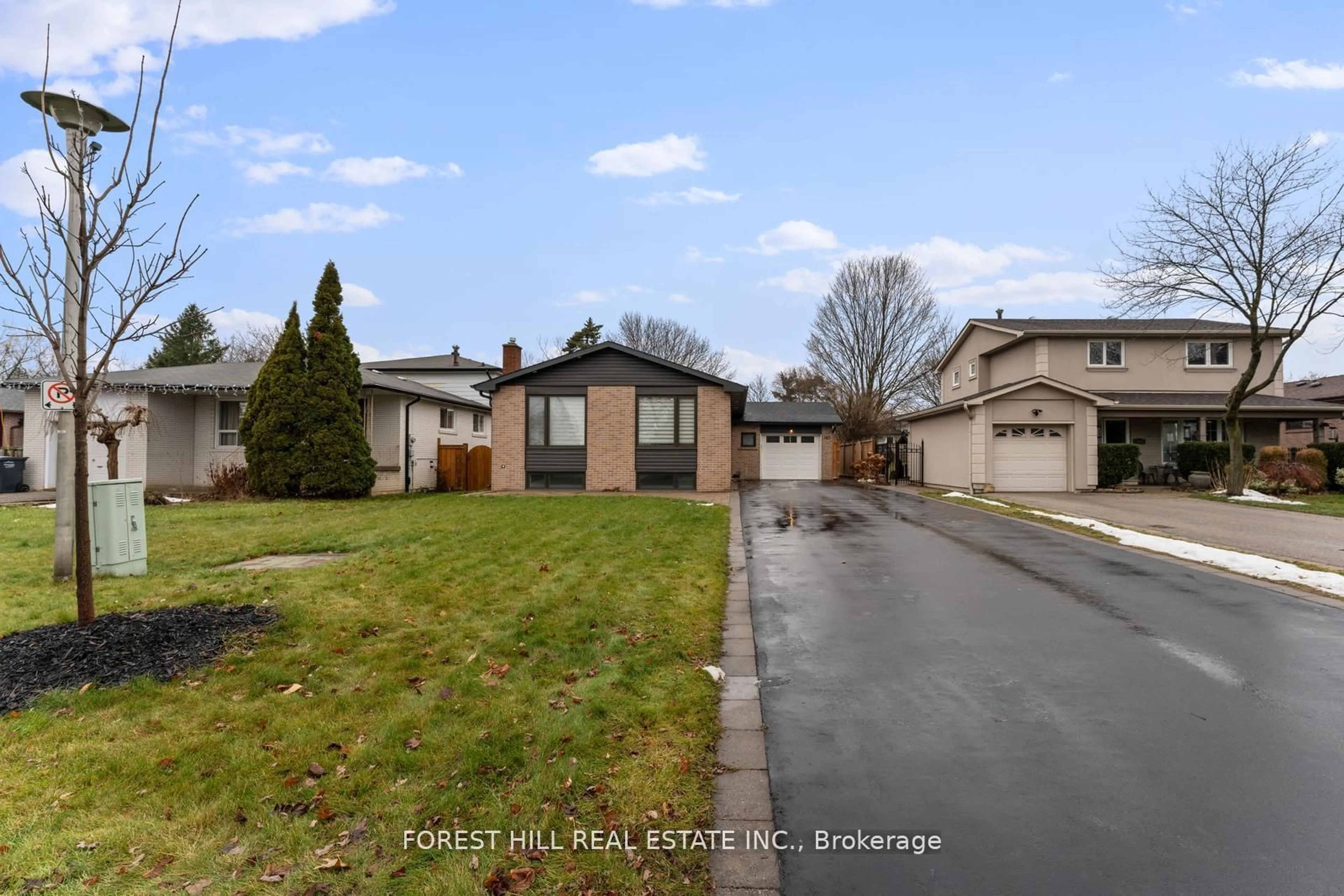 A pic from outside/outdoor area/front of a property/back of a property/a pic from drone, street for 165 Kingsview Dr, Caledon Ontario L7E 3W8