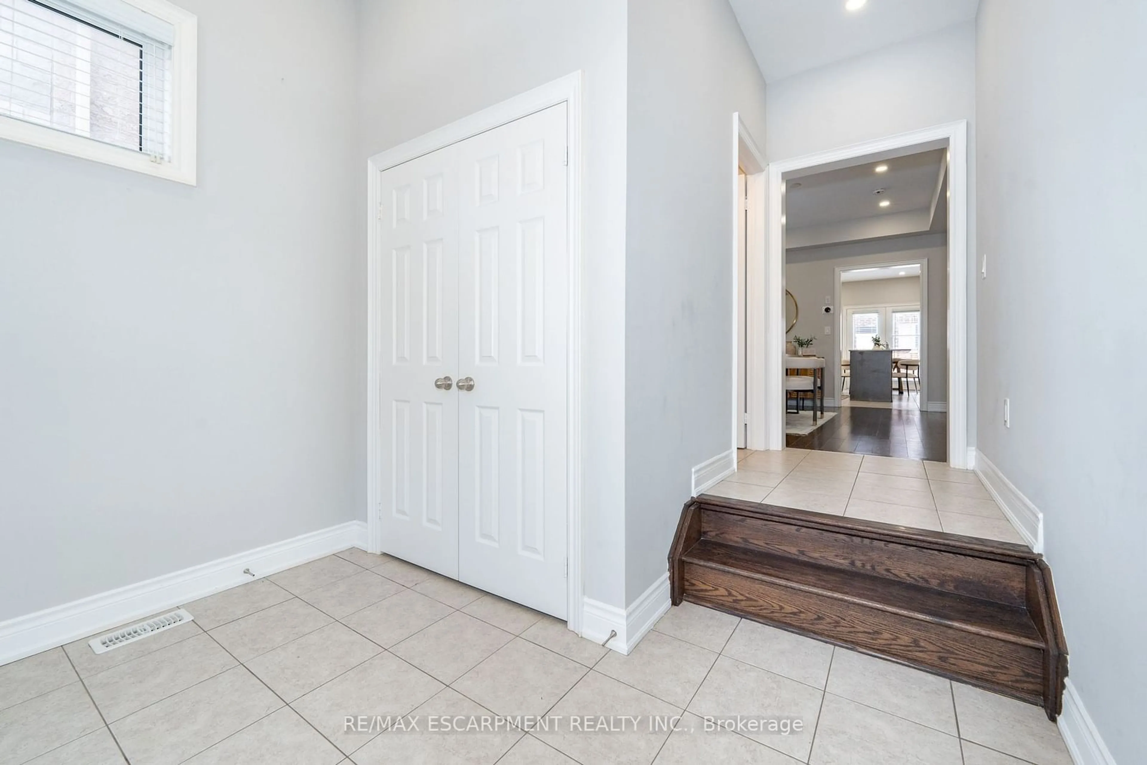 Indoor entryway for 3152 Goodyear Rd, Burlington Ontario L7M 1A2