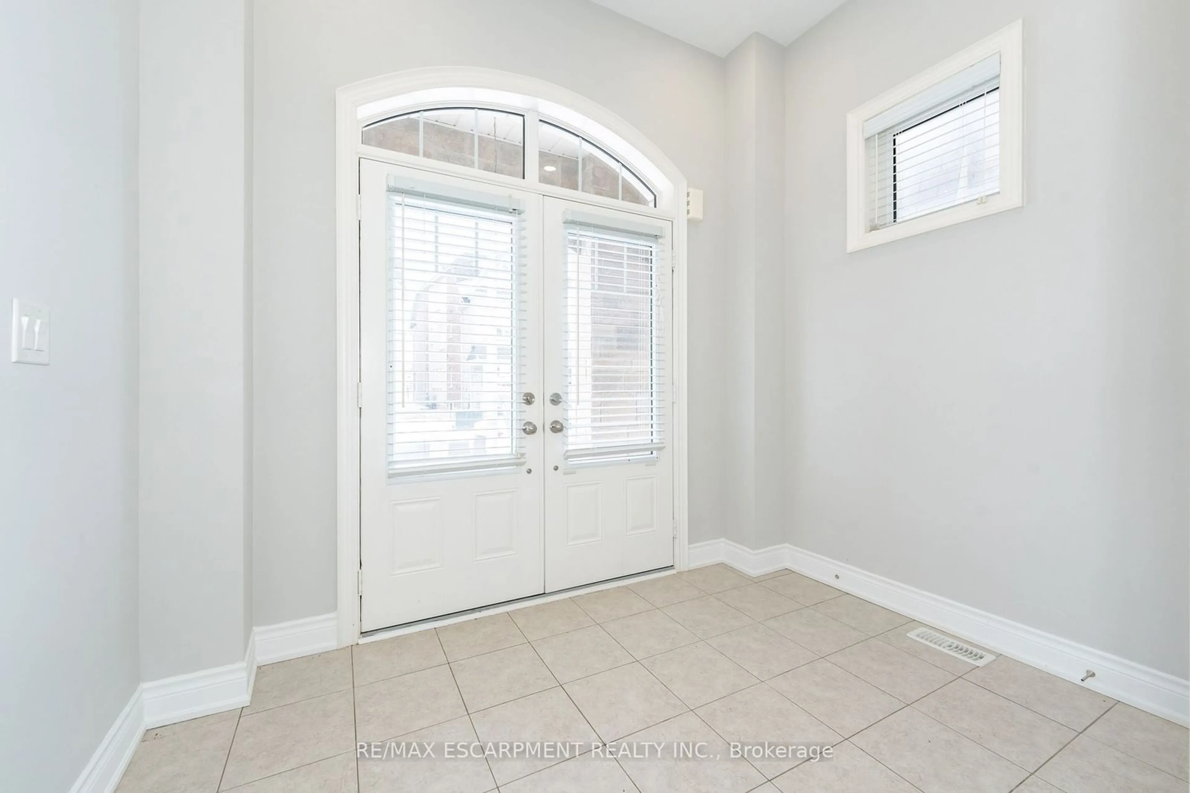 Indoor entryway for 3152 Goodyear Rd, Burlington Ontario L7M 1A2