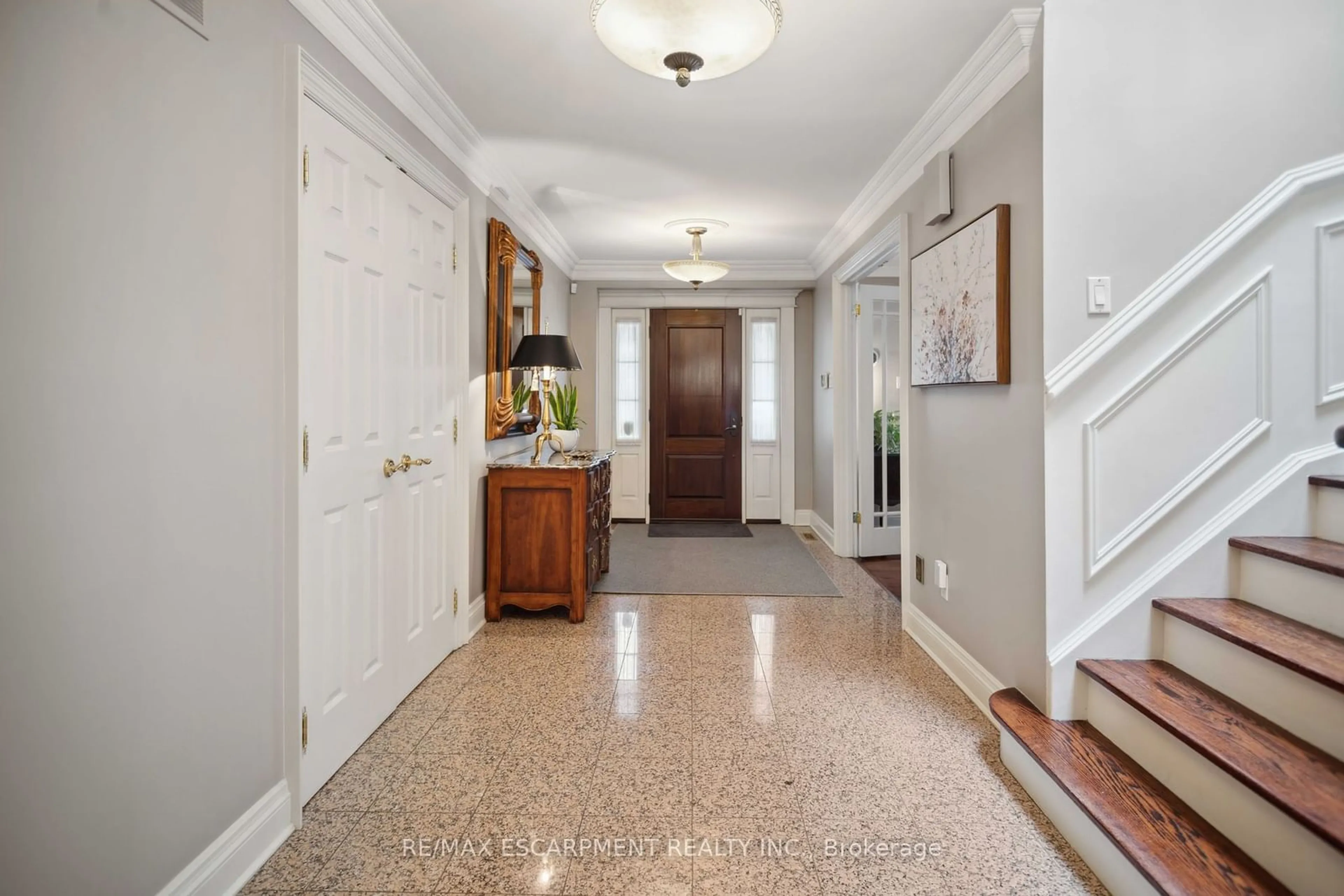 Indoor foyer for 56 Cameo St, Oakville Ontario L6J 5Y1