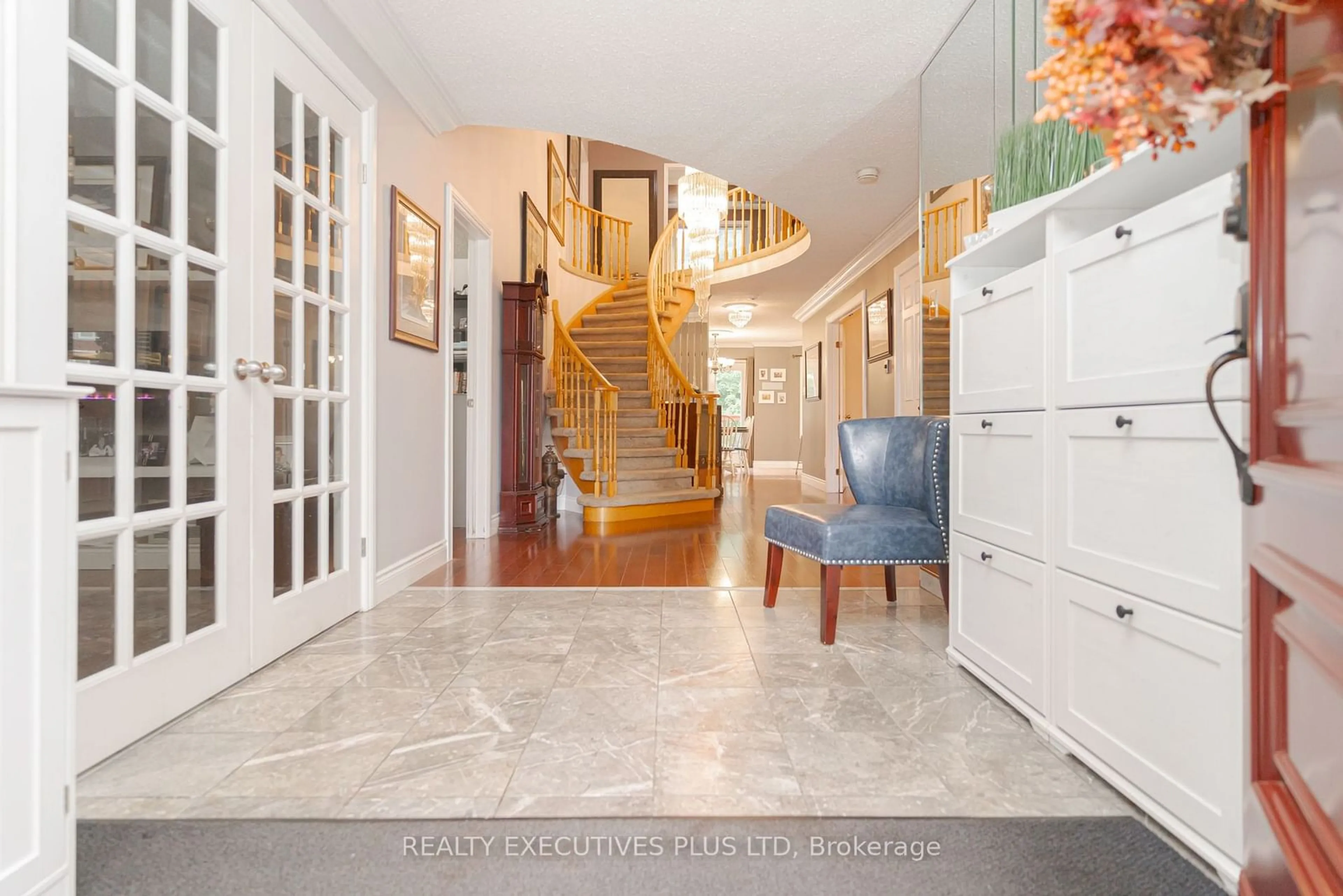 Indoor entryway for 8 Lombardy Cres, Brampton Ontario L6S 4L8