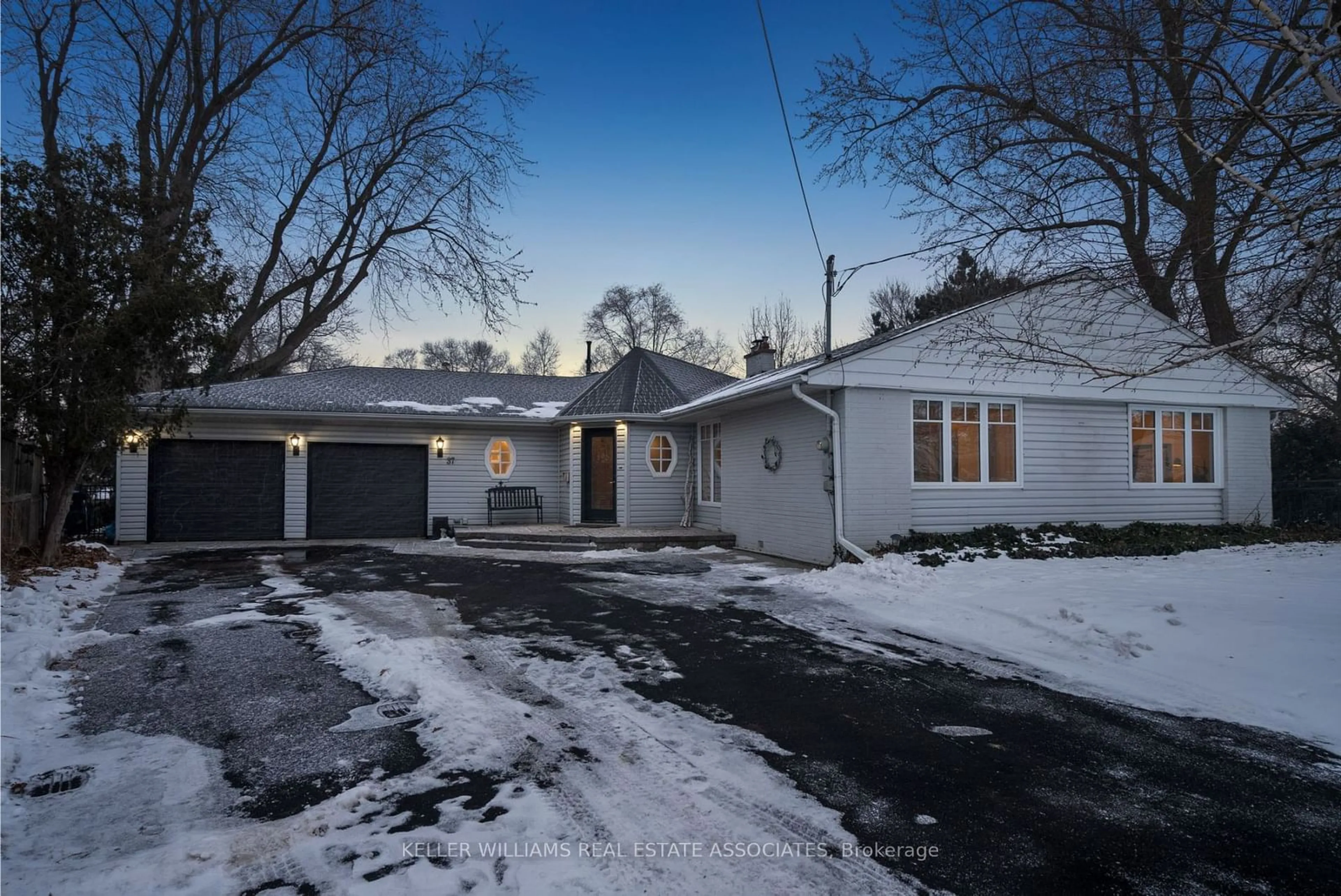 A pic from outside/outdoor area/front of a property/back of a property/a pic from drone, street for 37 De Jong Dr, Mississauga Ontario L5M 1B9