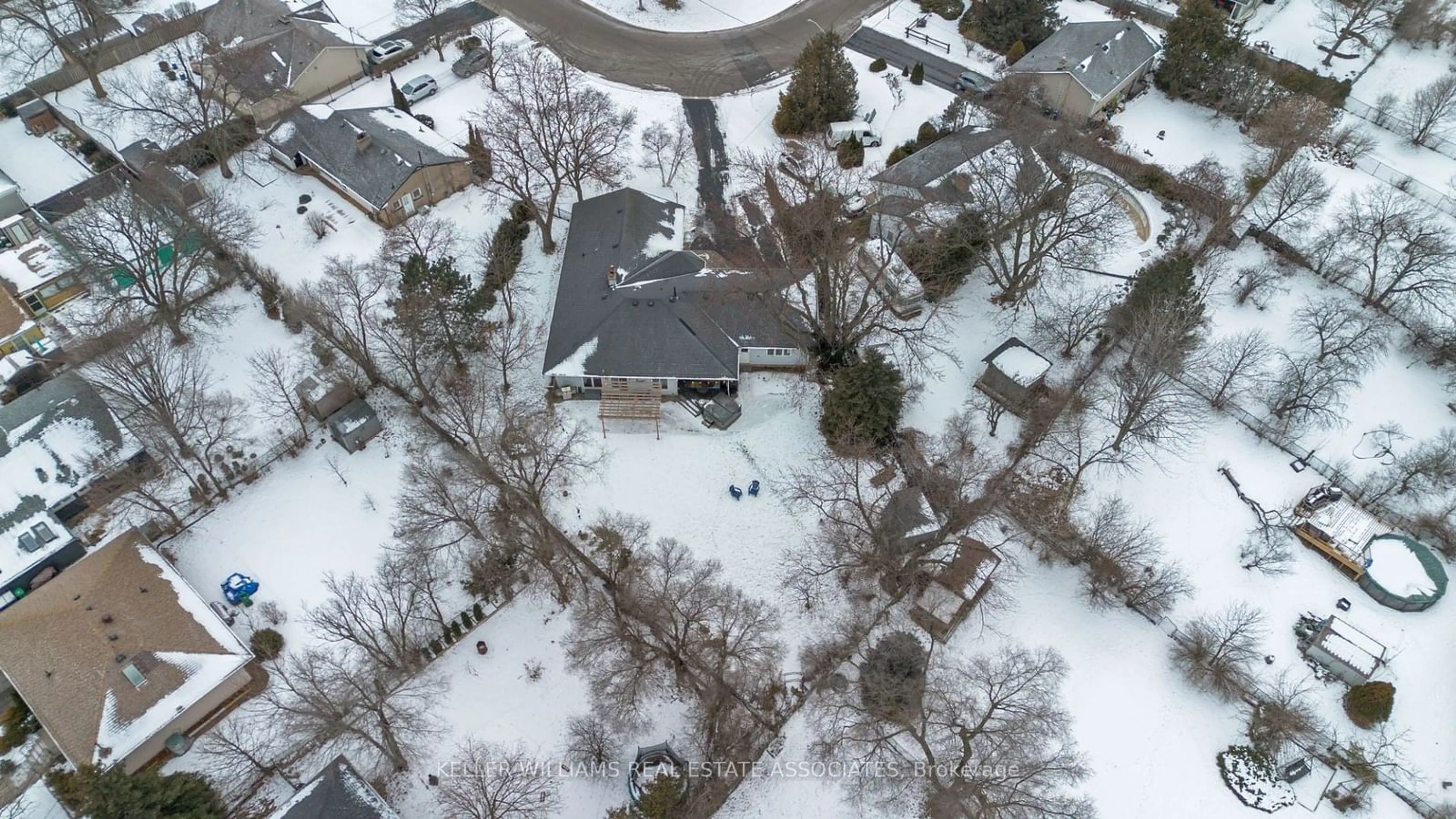 A pic from outside/outdoor area/front of a property/back of a property/a pic from drone, street for 37 De Jong Dr, Mississauga Ontario L5M 1B9