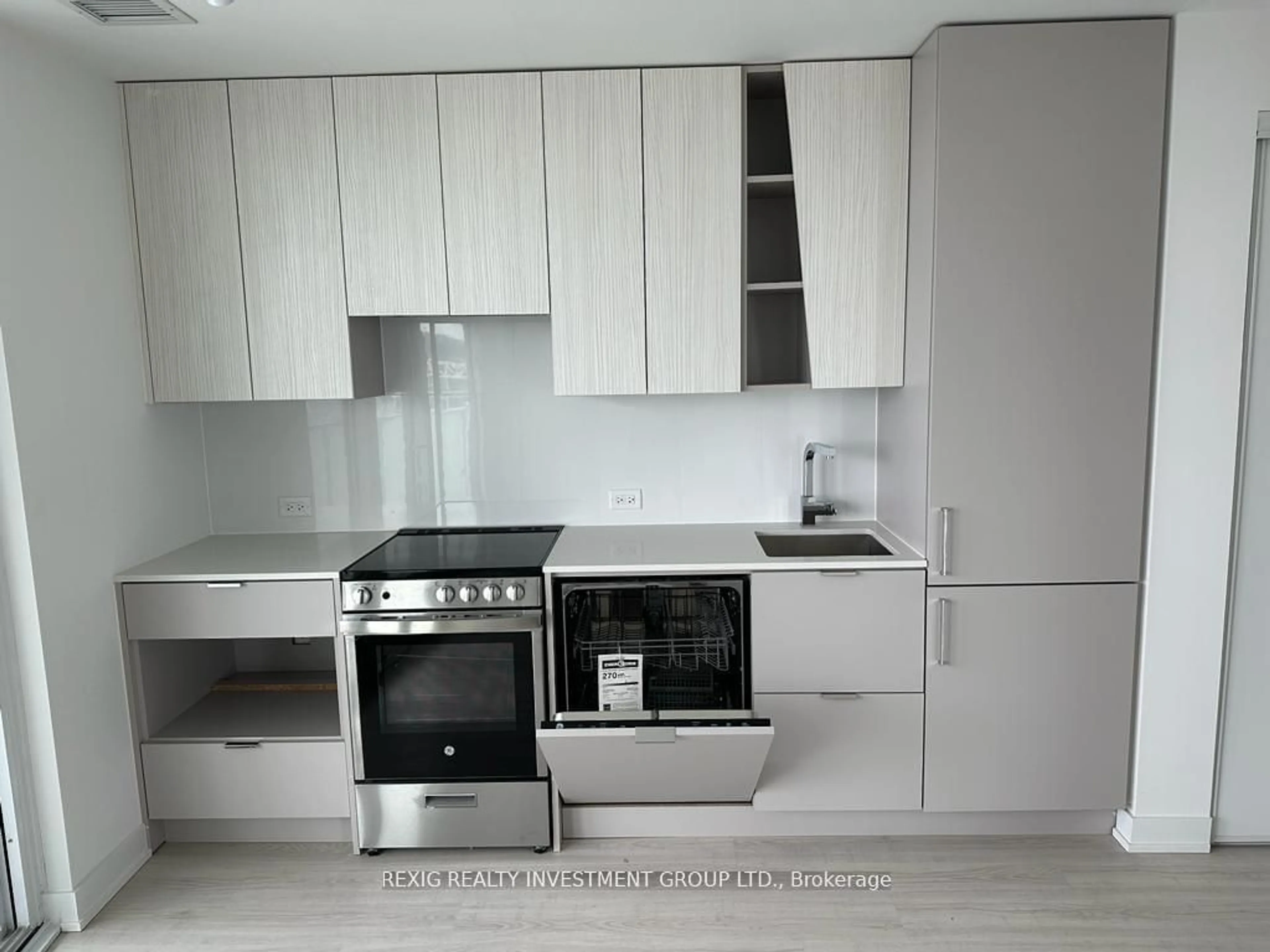 Standard kitchen, wood/laminate floor for 3883 Quartz Rd #2810, Mississauga Ontario L5B 0M4