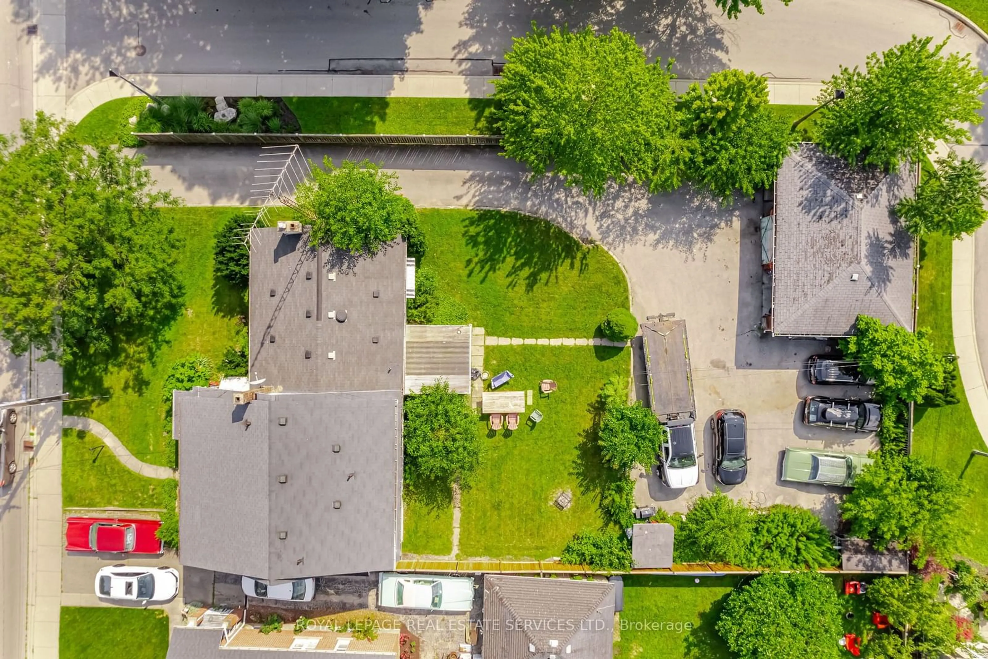 A pic from outside/outdoor area/front of a property/back of a property/a pic from drone, street for 2149 Caroline St, Burlington Ontario L7R 1L7