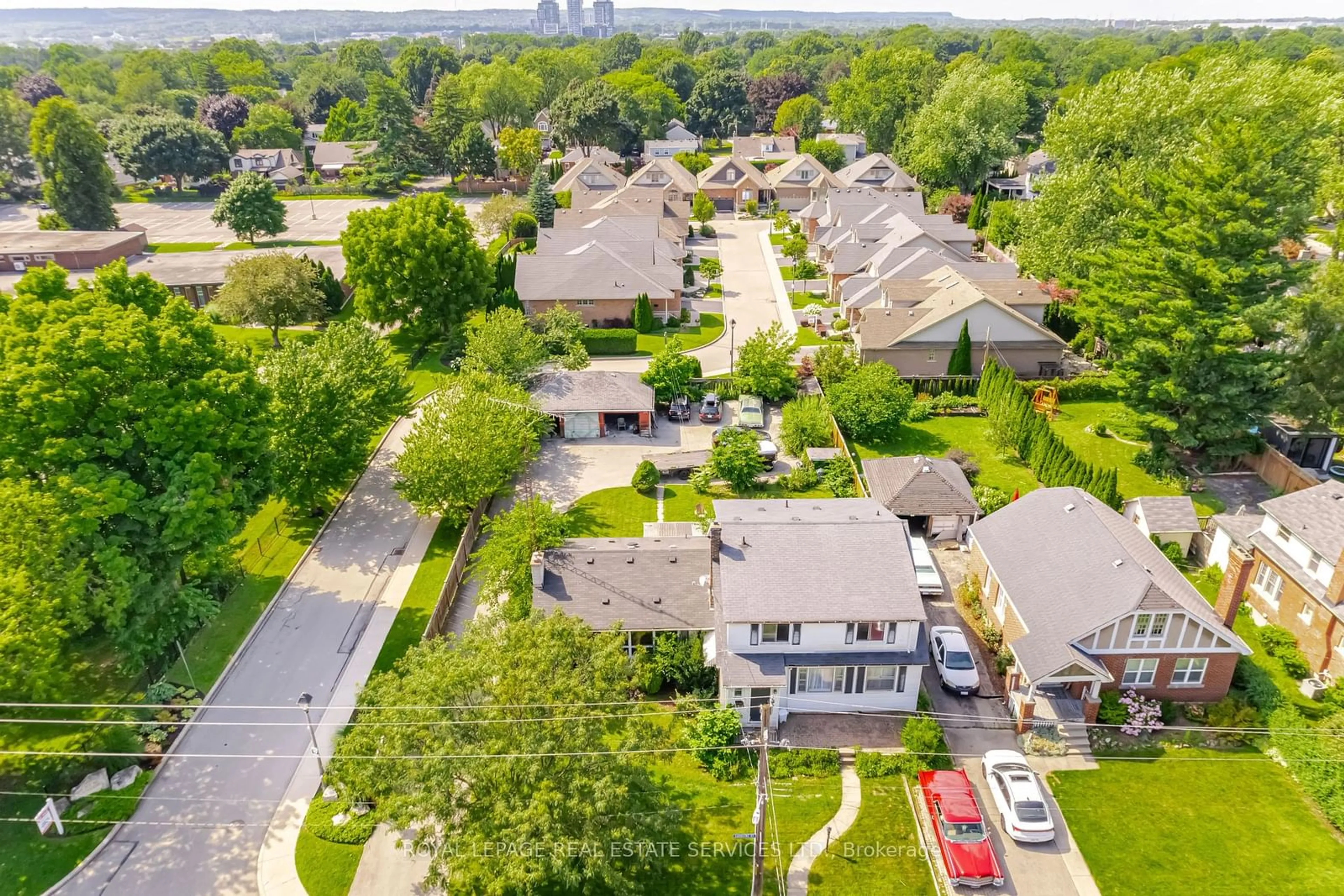 A pic from outside/outdoor area/front of a property/back of a property/a pic from drone, street for 2149 Caroline St, Burlington Ontario L7R 1L7