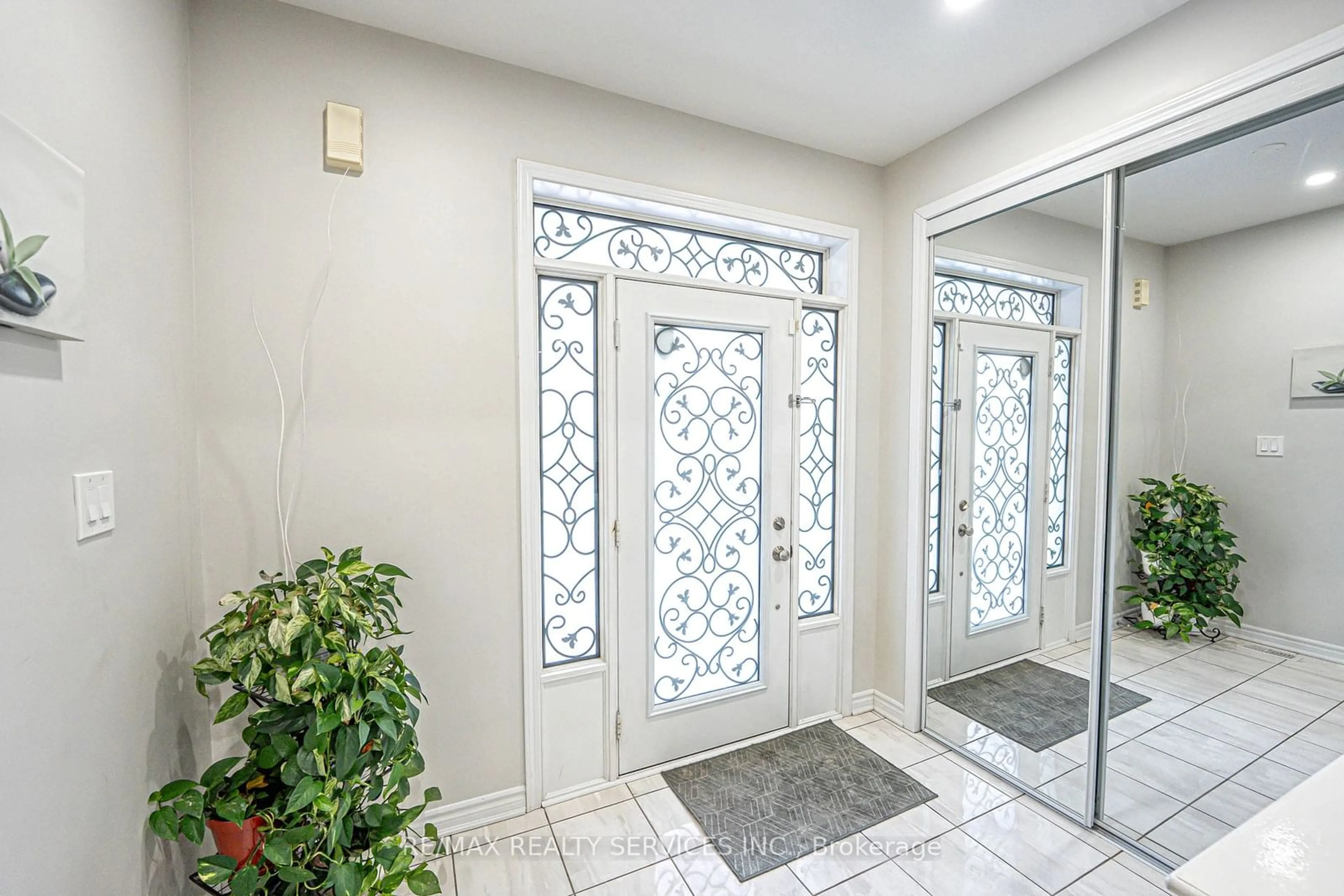 Indoor foyer for 22 Jemima Rd, Brampton Ontario L7A 4T6