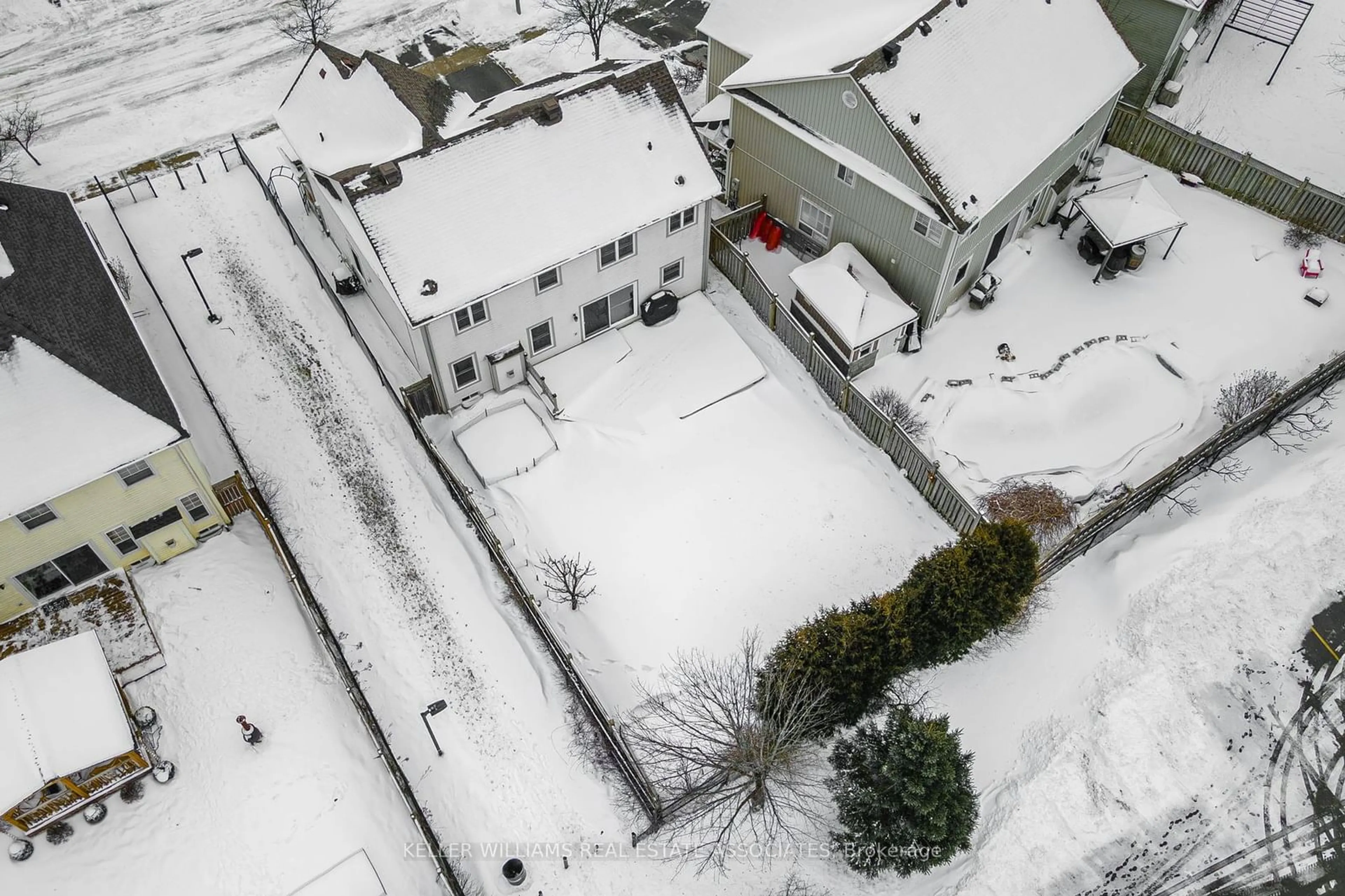 A pic from outside/outdoor area/front of a property/back of a property/a pic from drone, street for 29 Browns Cres, Halton Hills Ontario L7J 3A3