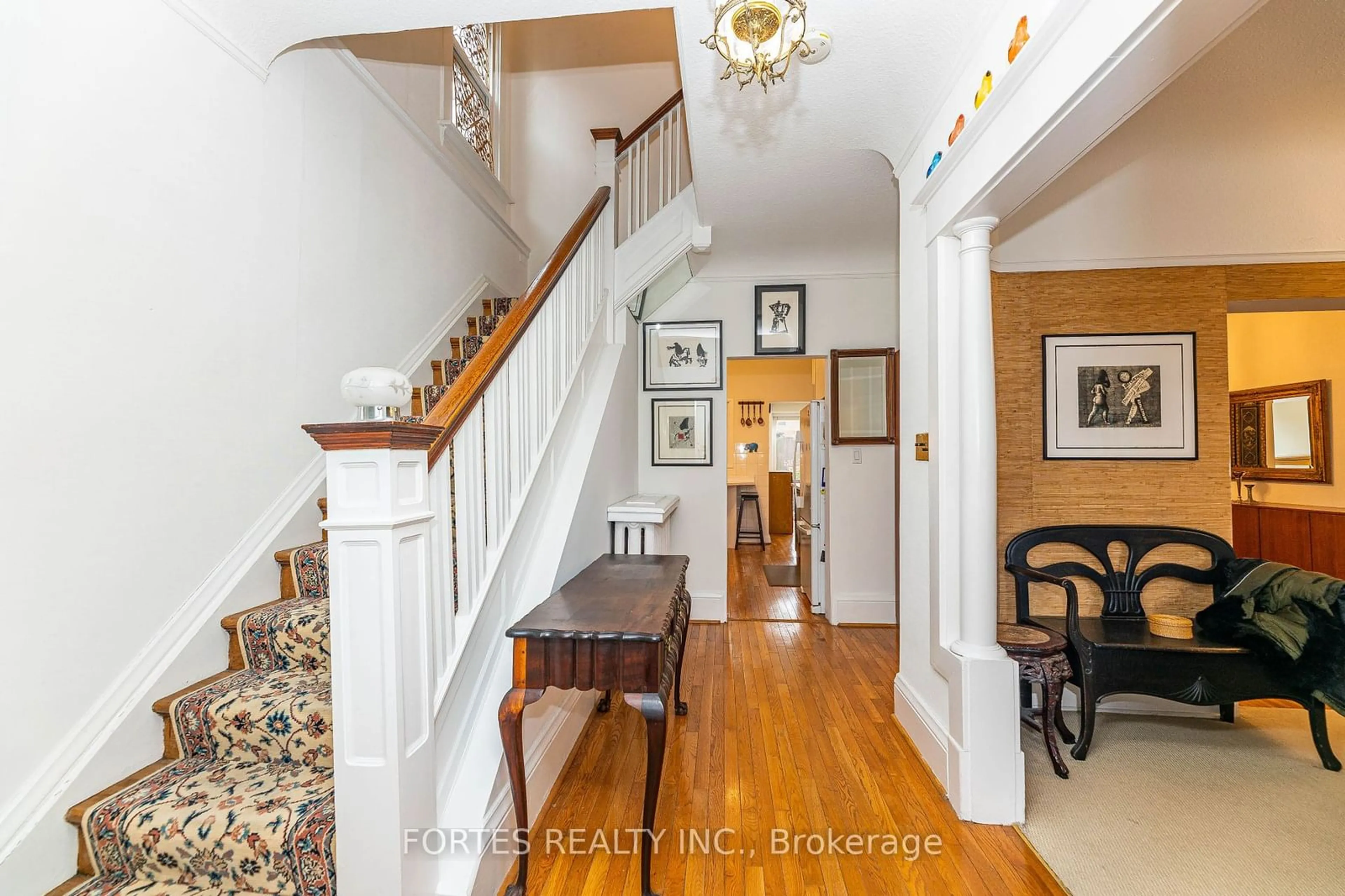 Indoor foyer for 391 Parkside Dr, Toronto Ontario M6R 2Z7