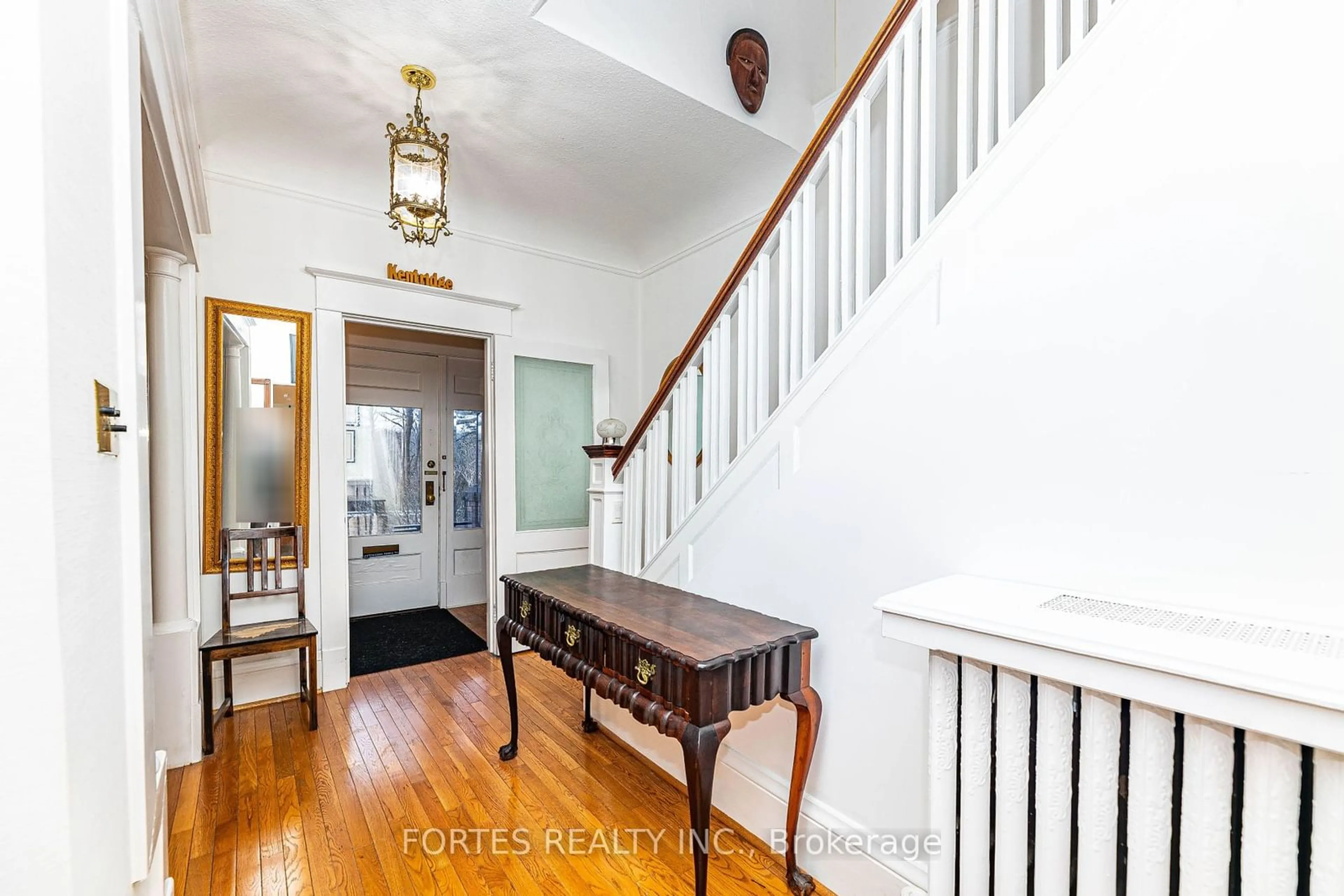 Indoor entryway for 391 Parkside Dr, Toronto Ontario M6R 2Z7