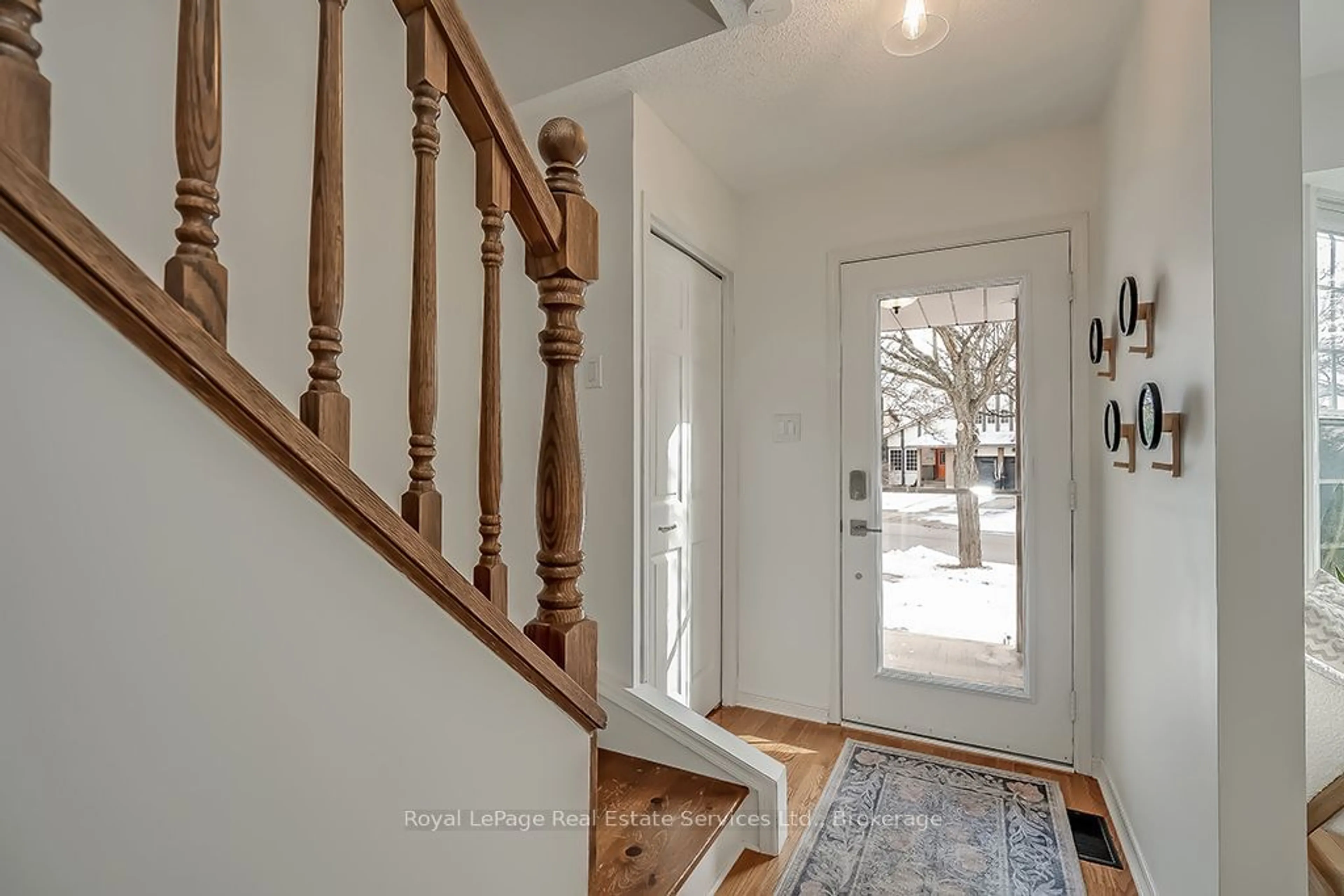 Indoor entryway for 3045 Viewmount Rd, Oakville Ontario L6L 5X3