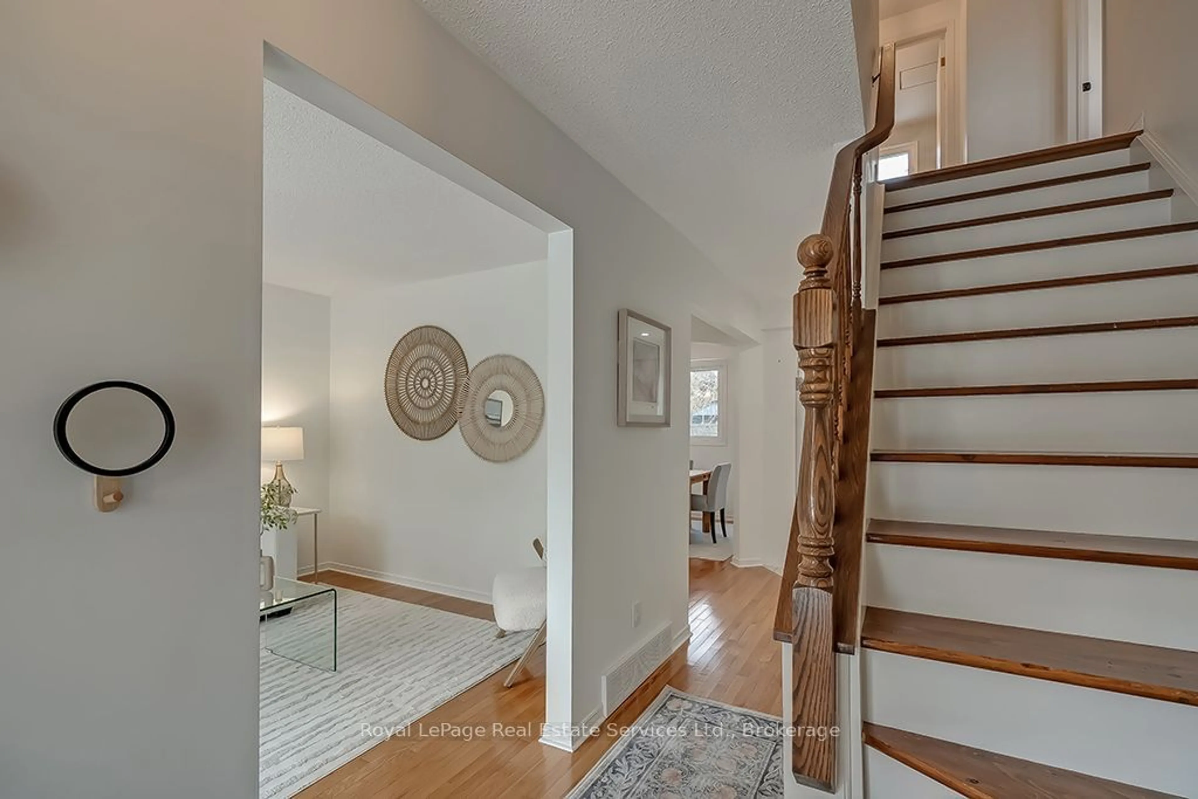 Indoor entryway for 3045 Viewmount Rd, Oakville Ontario L6L 5X3