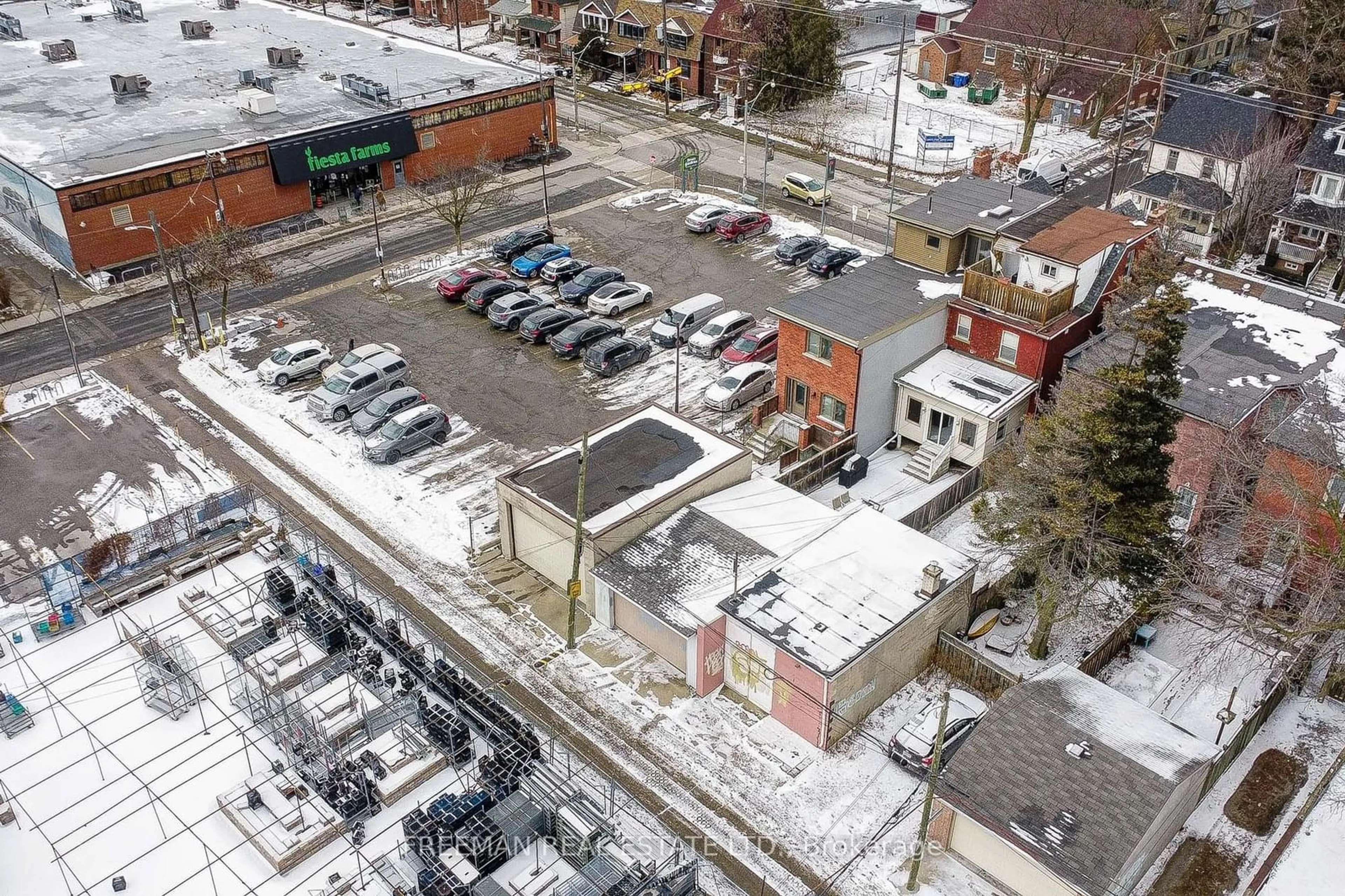 A pic from outside/outdoor area/front of a property/back of a property/a pic from drone, street for 164 Christie St, Toronto Ontario M6G 3B4