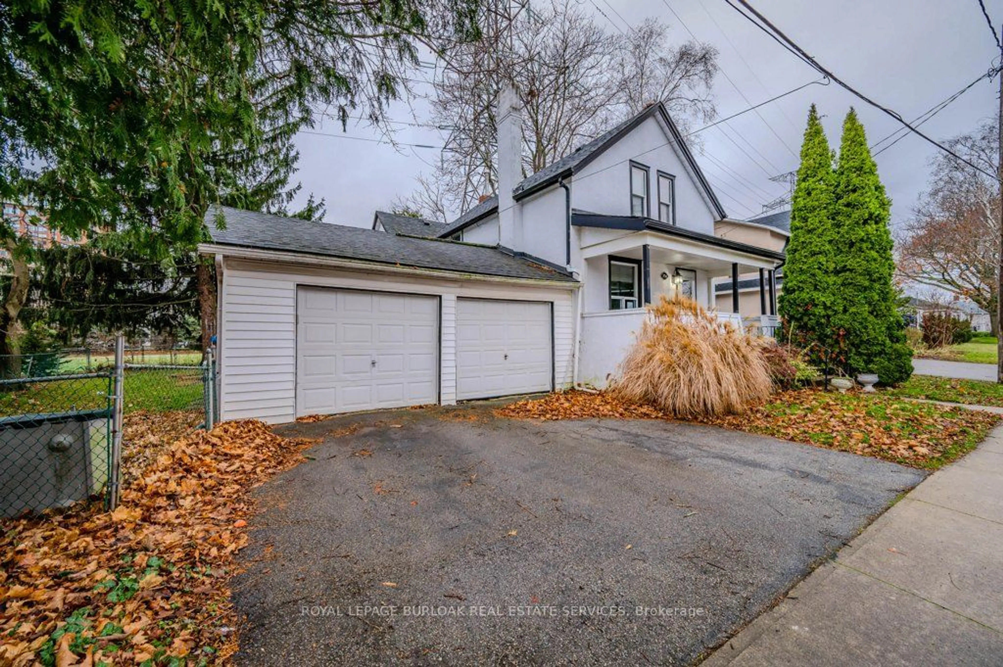 A pic from outside/outdoor area/front of a property/back of a property/a pic from drone, street for 574 Clark Ave, Burlington Ontario L7S 1N8