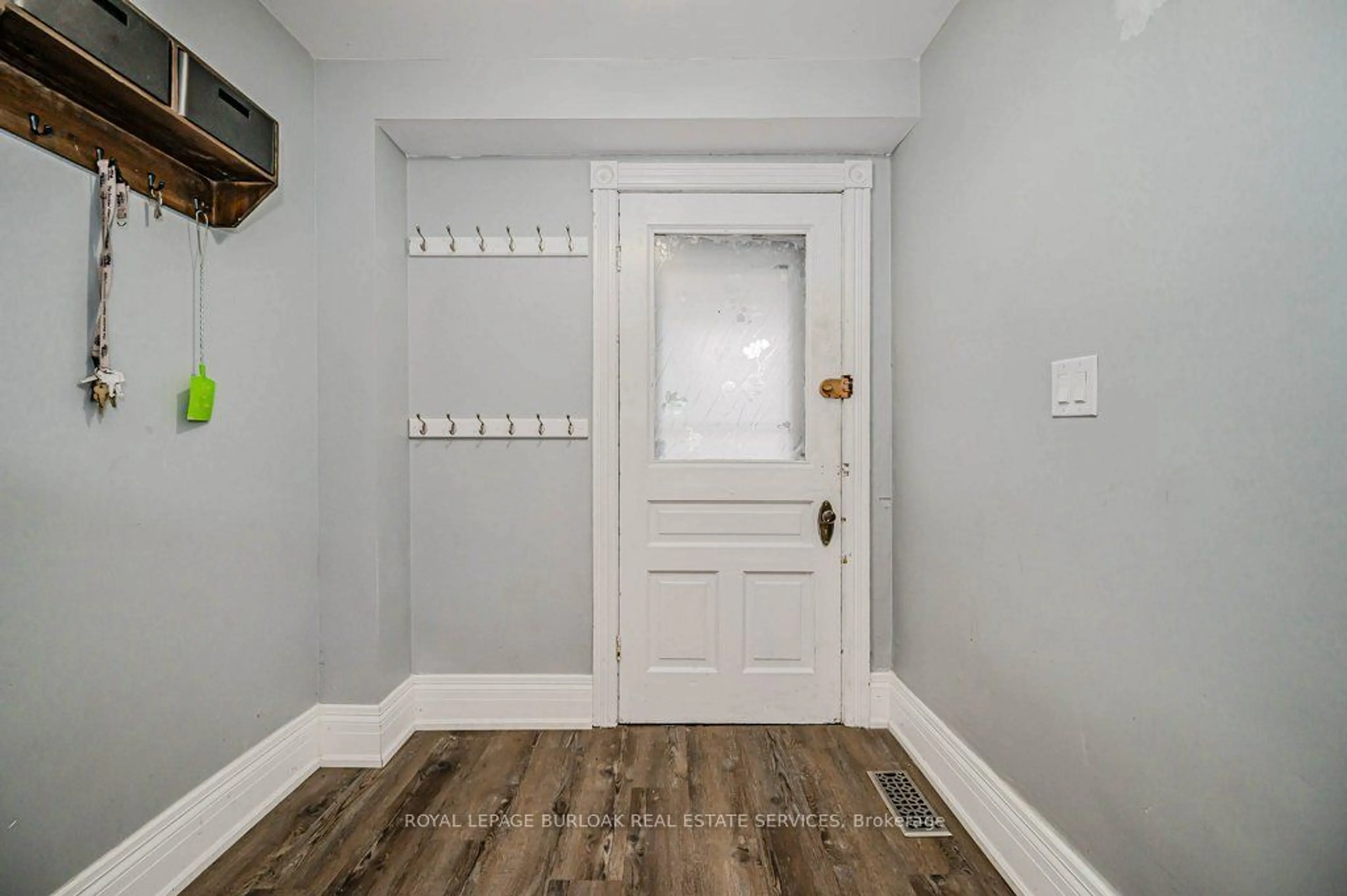 Indoor entryway for 574 Clark Ave, Burlington Ontario L7S 1N8