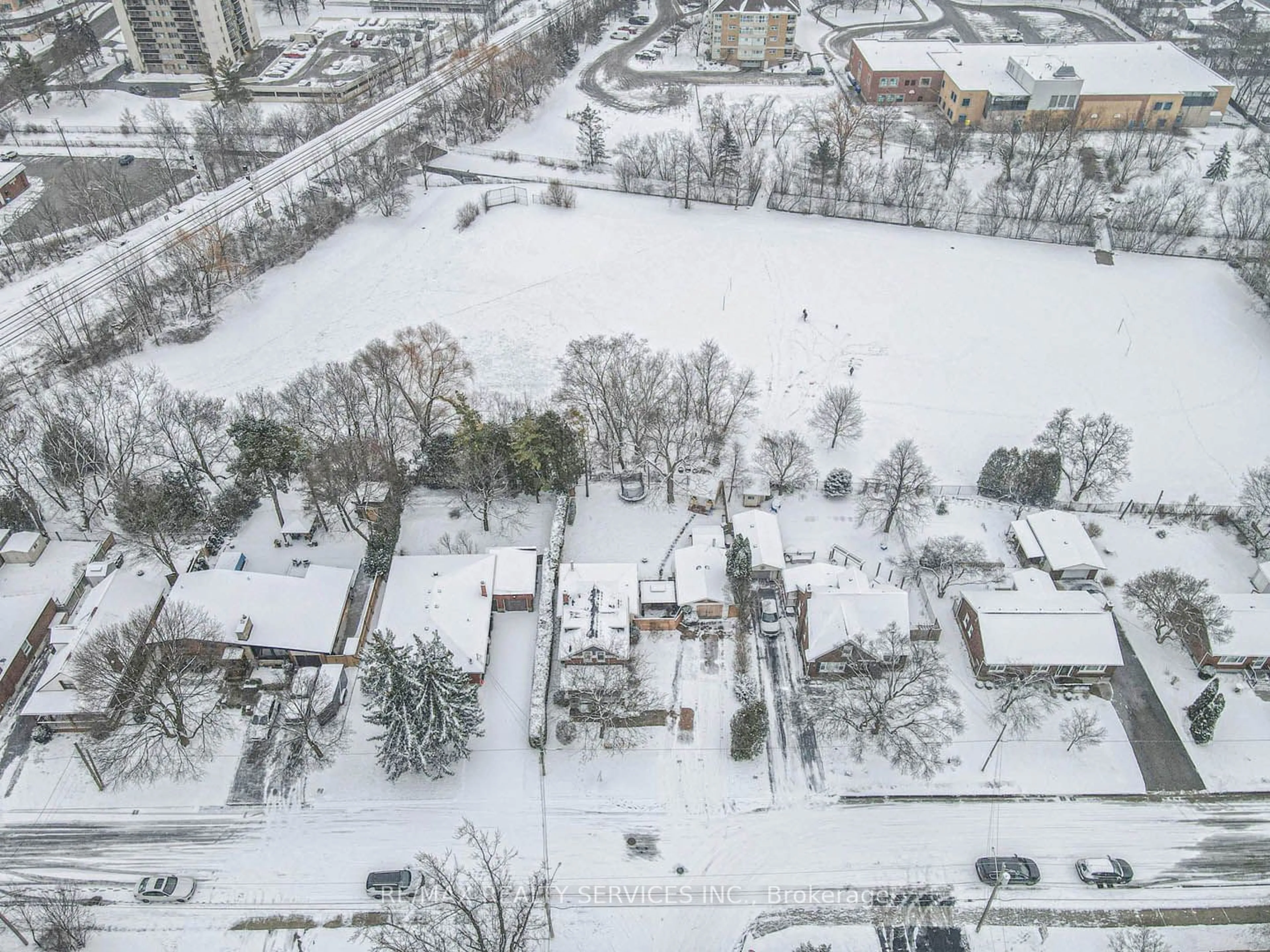 A pic from outside/outdoor area/front of a property/back of a property/a pic from drone, street for 112 Court St, Milton Ontario L9T 2S3