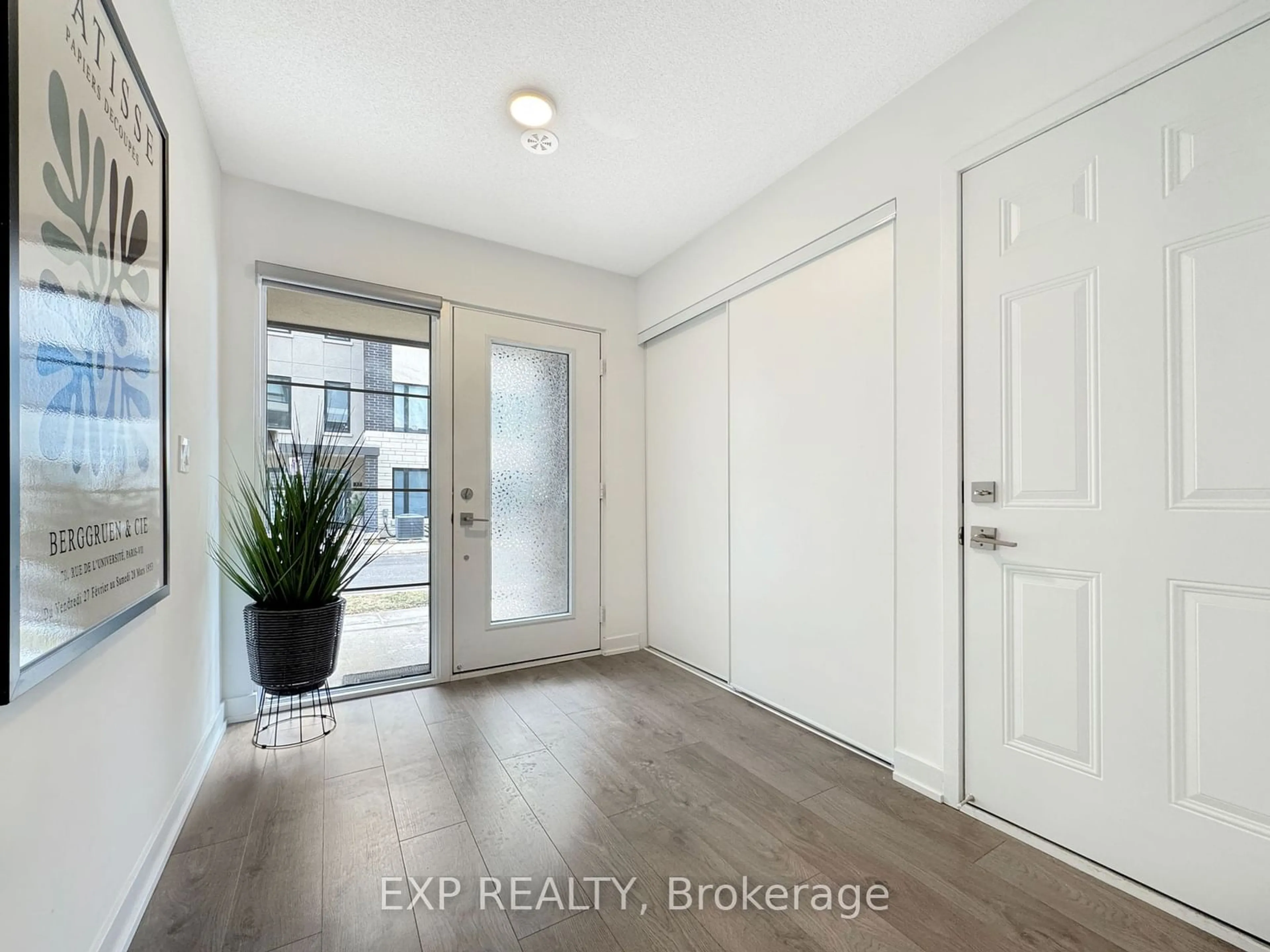 Indoor entryway for 1121 Cooke Blvd #55, Burlington Ontario L8T 0C3