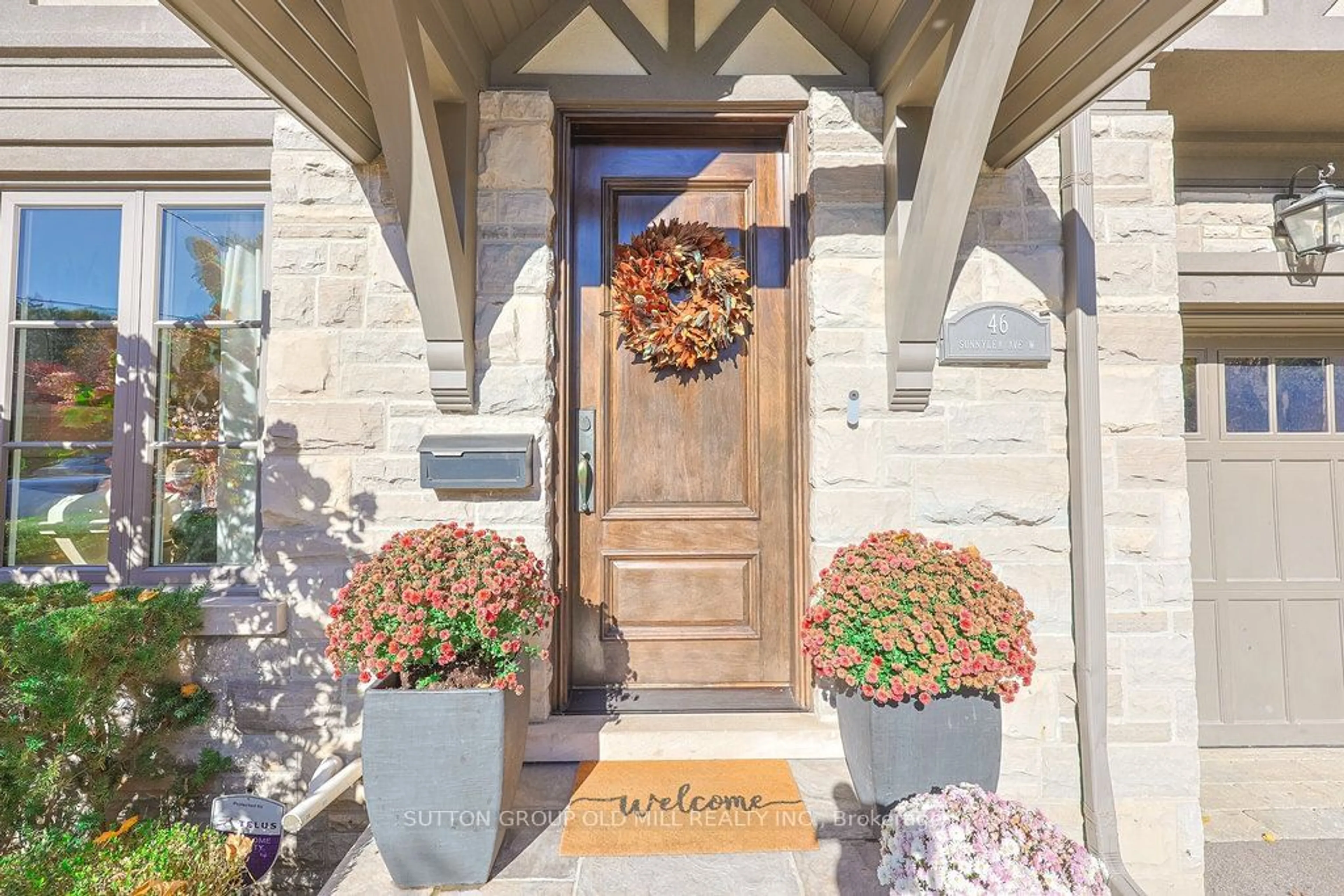 Indoor entryway for 46 Sunnylea Ave, Toronto Ontario M8Y 2J9