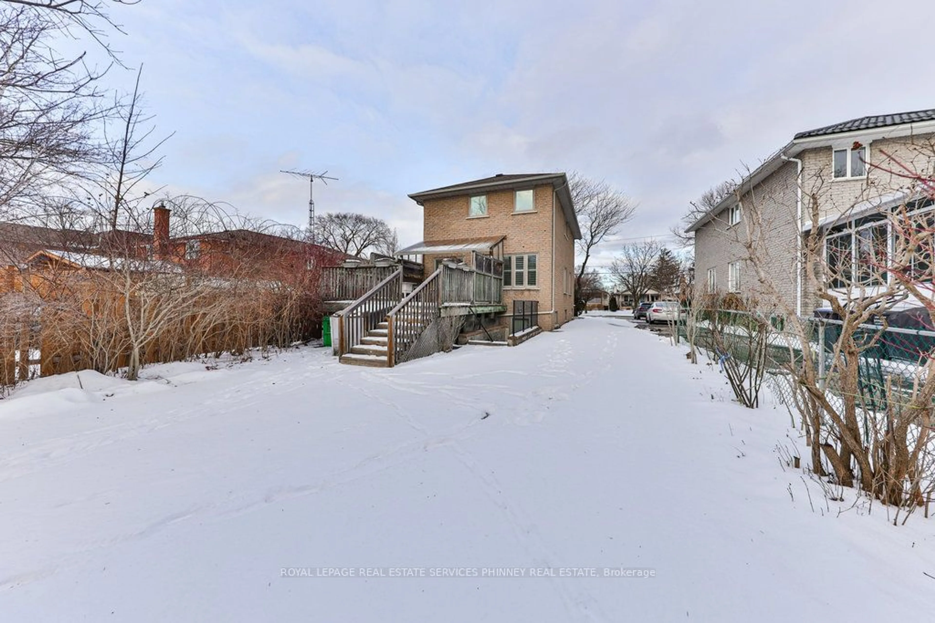 A pic from outside/outdoor area/front of a property/back of a property/a pic from drone, street for 1348 Northmount Ave, Mississauga Ontario L5E 1Y5