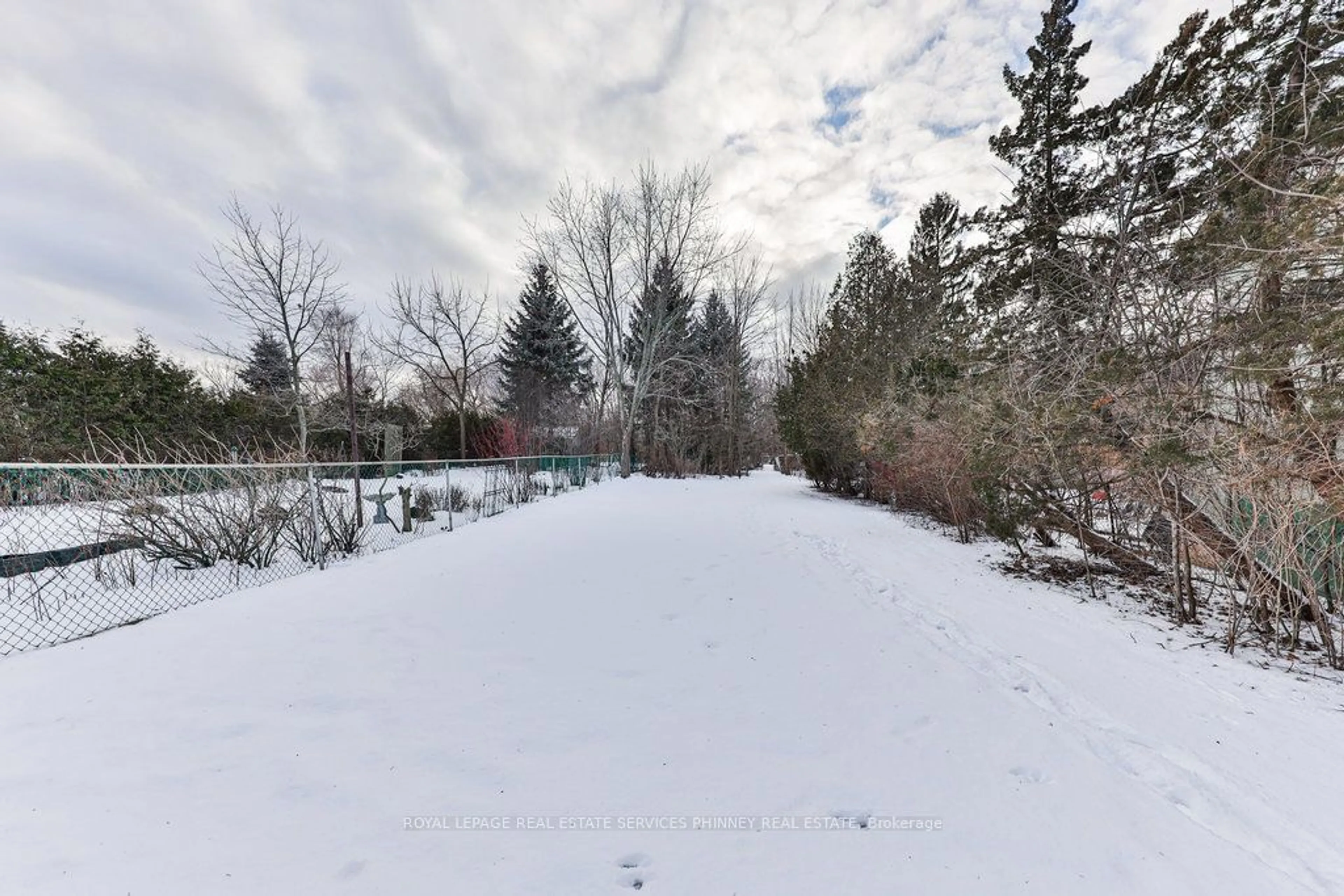 A pic from outside/outdoor area/front of a property/back of a property/a pic from drone, unknown for 1348 Northmount Ave, Mississauga Ontario L5E 1Y5