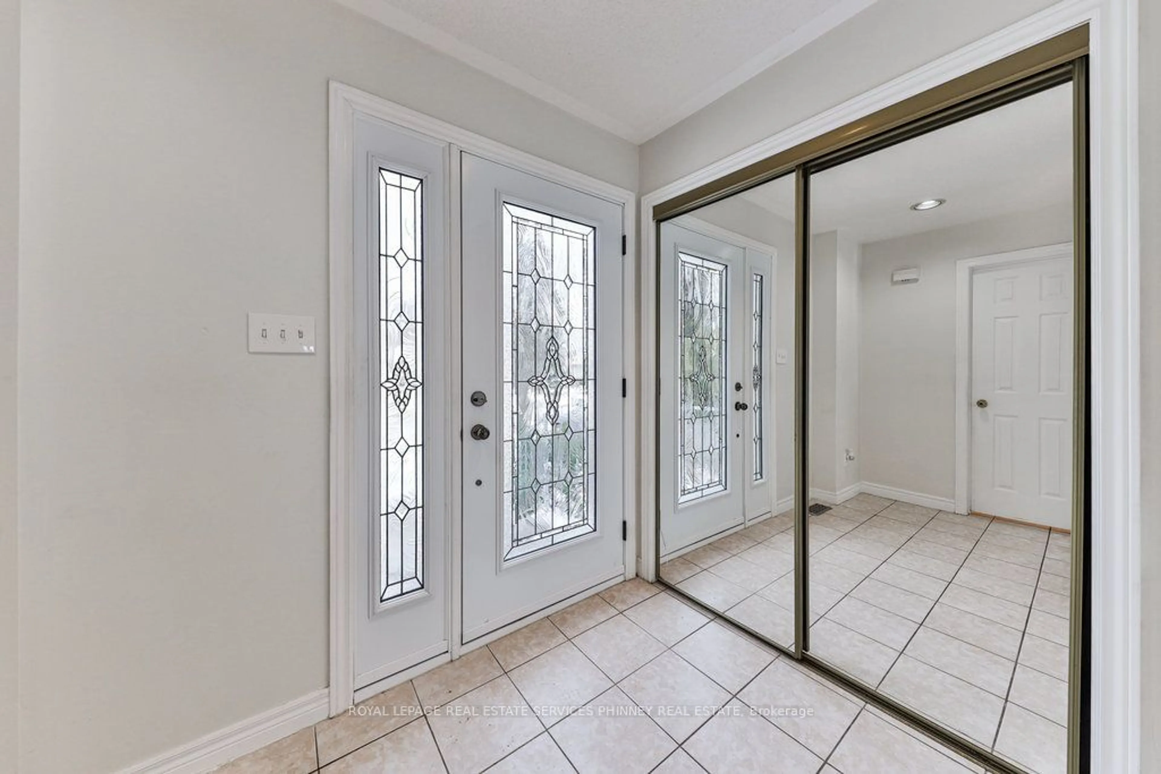 Indoor entryway for 1348 Northmount Ave, Mississauga Ontario L5E 1Y5