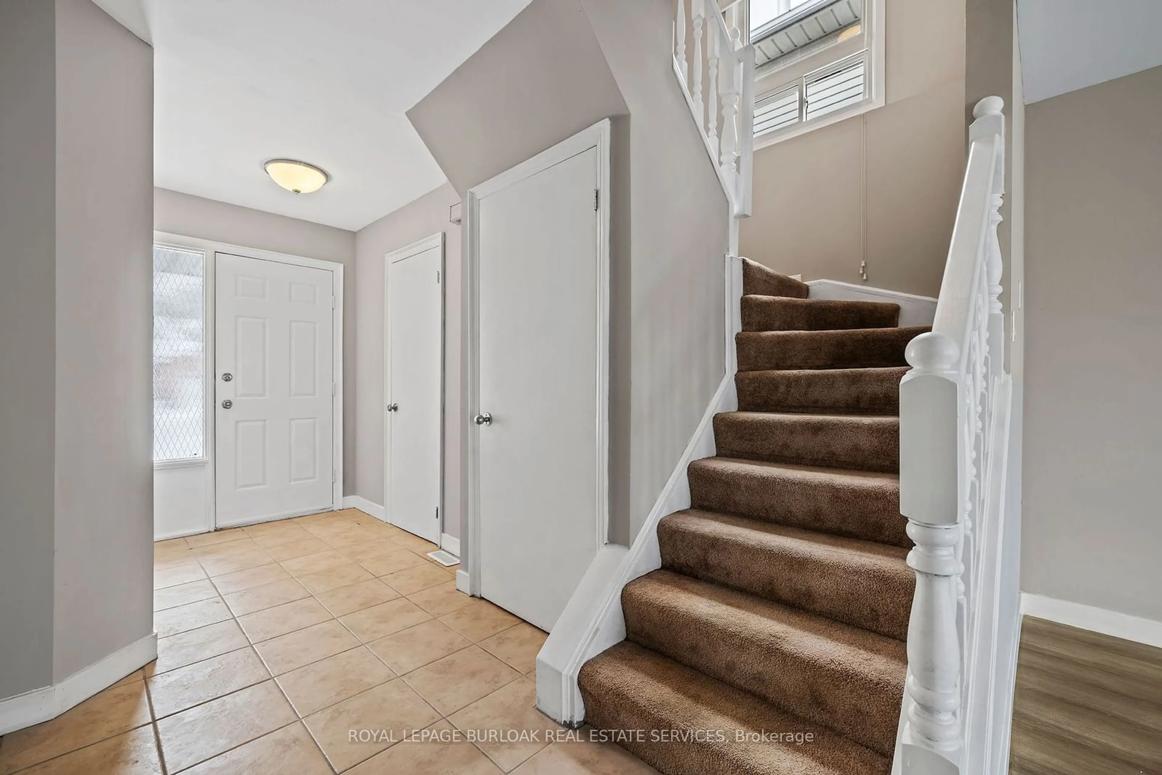 Indoor entryway for 2483 Whittaker Dr, Burlington Ontario L7P 4P9