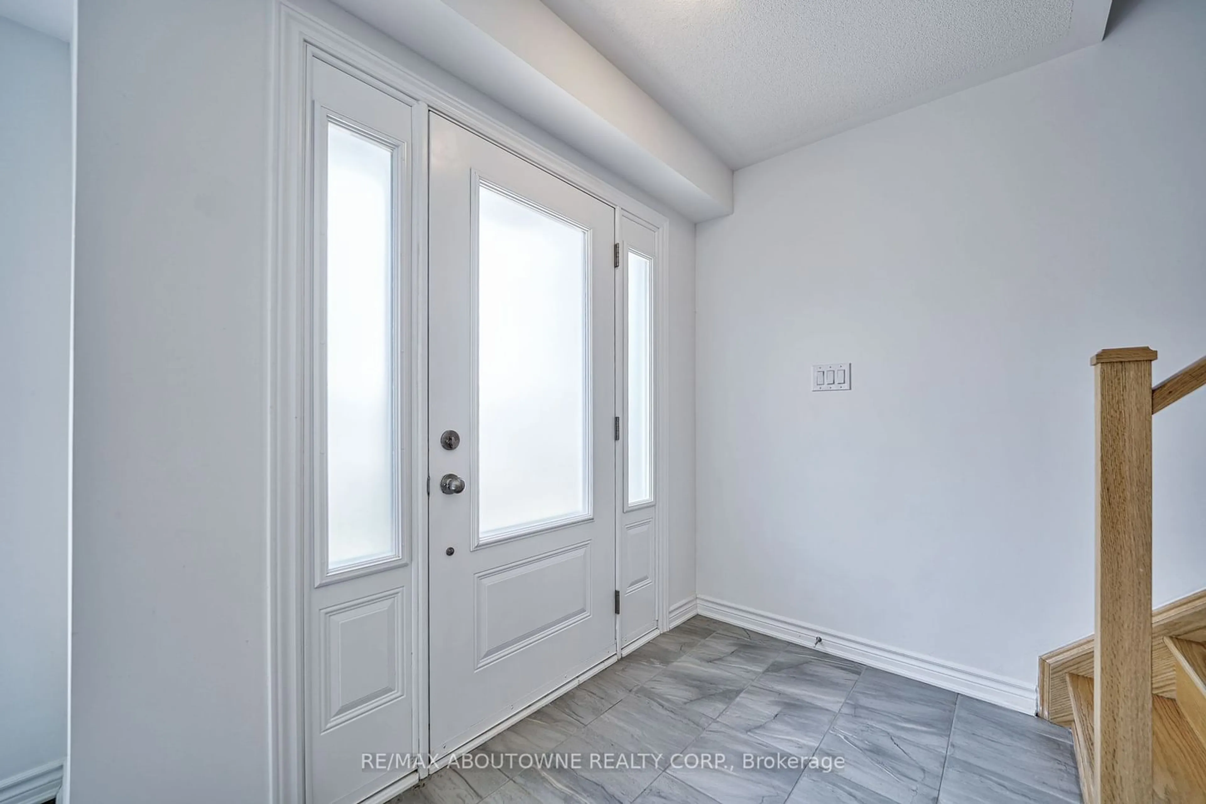 Indoor entryway for 2501 Littlefield Cres, Oakville Ontario L6M 5L9