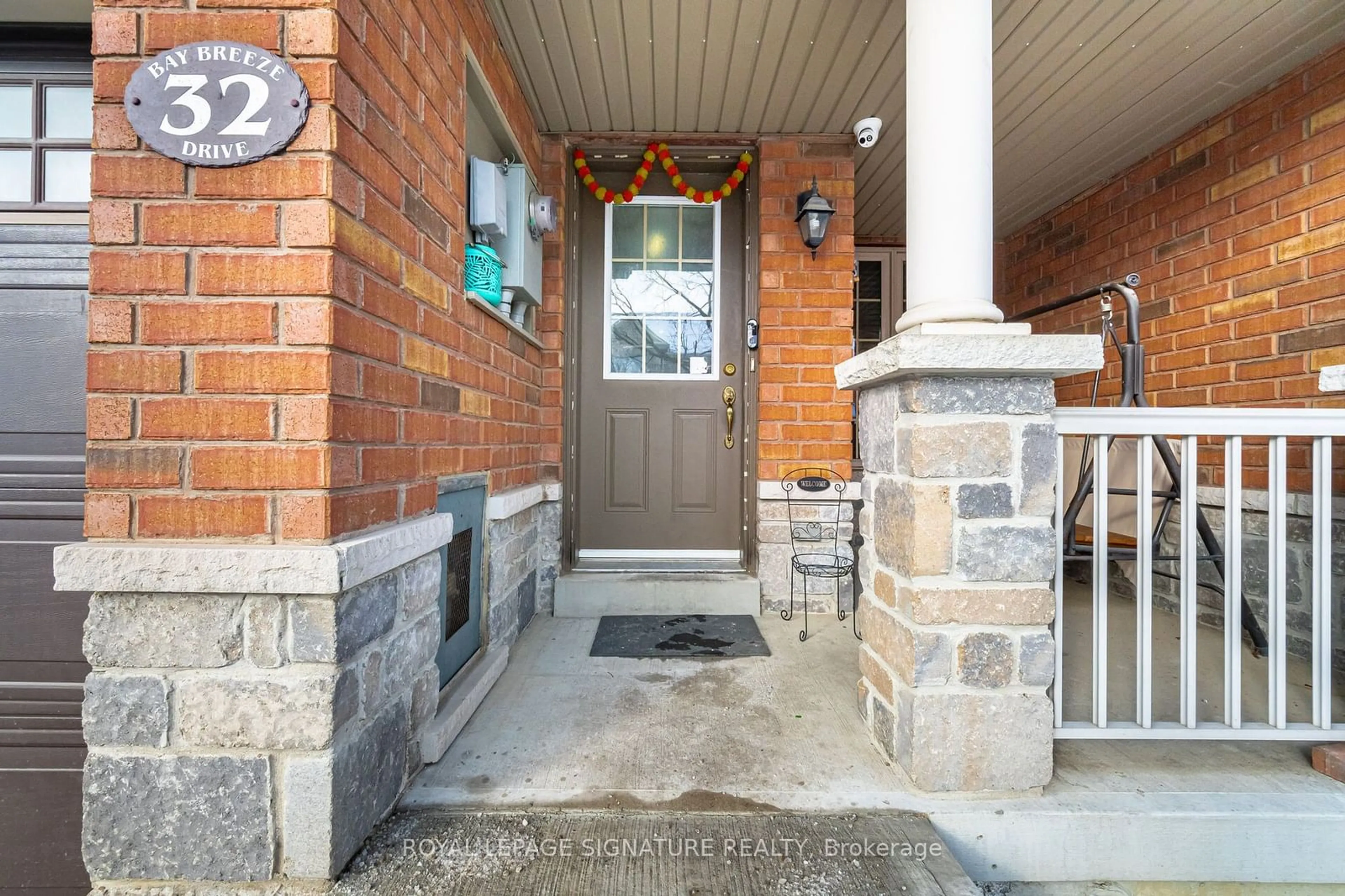 Indoor entryway for 32 Bay Breeze Dr, Brampton Ontario L6R 0M1