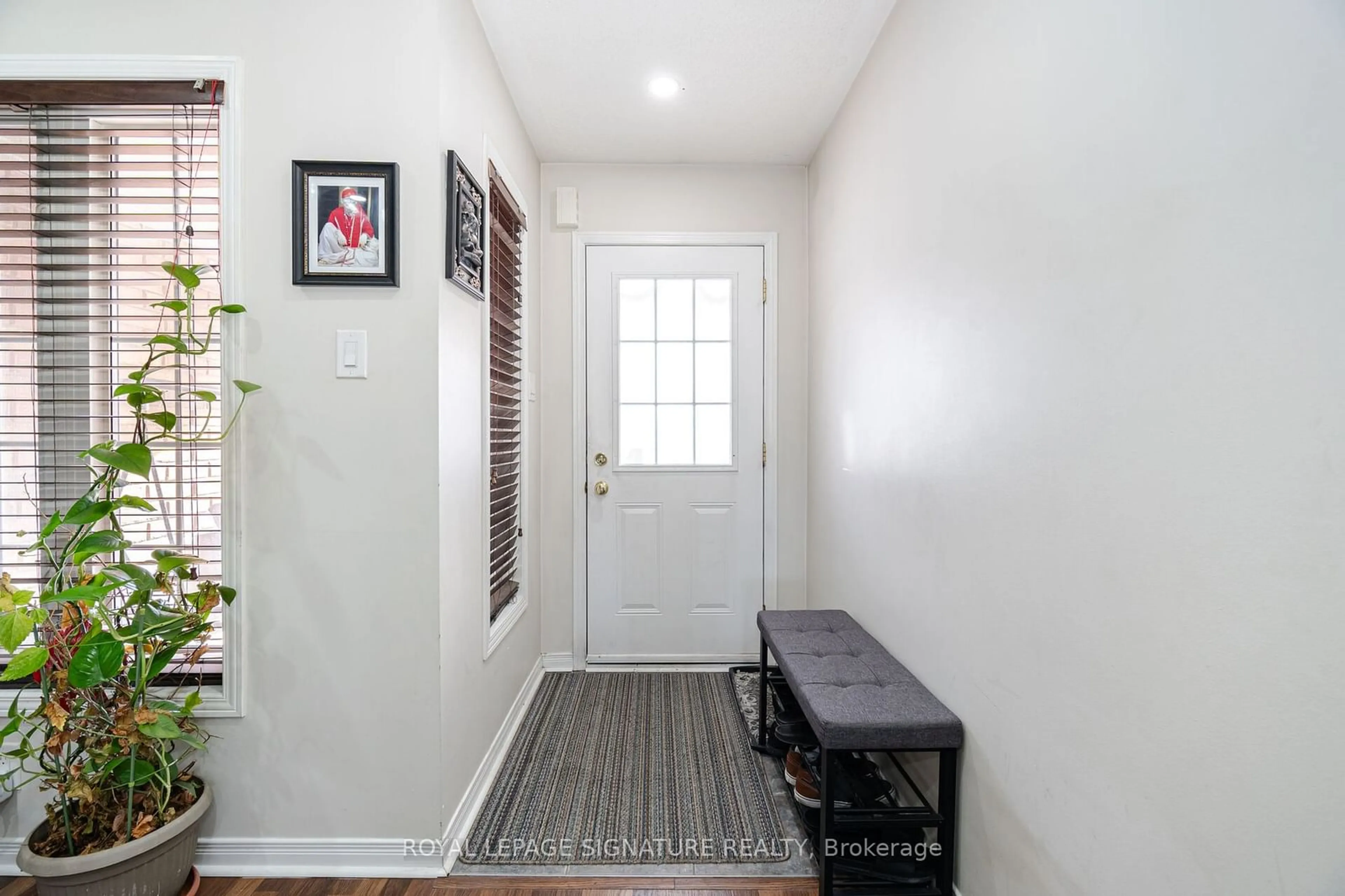 Indoor entryway for 32 Bay Breeze Dr, Brampton Ontario L6R 0M1