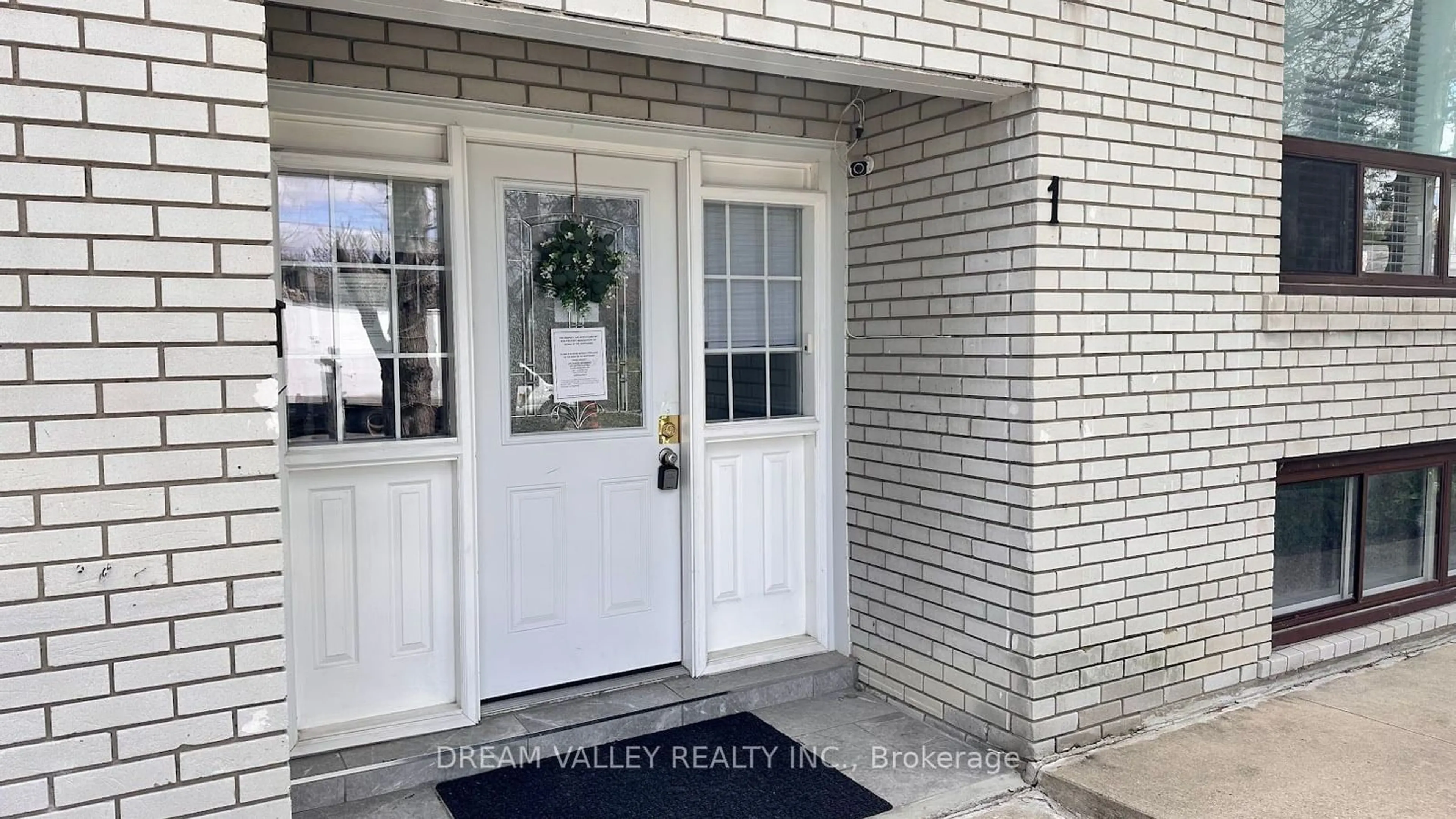 Indoor entryway for 1 Stanwood Cres, Toronto Ontario M9M 1Z8