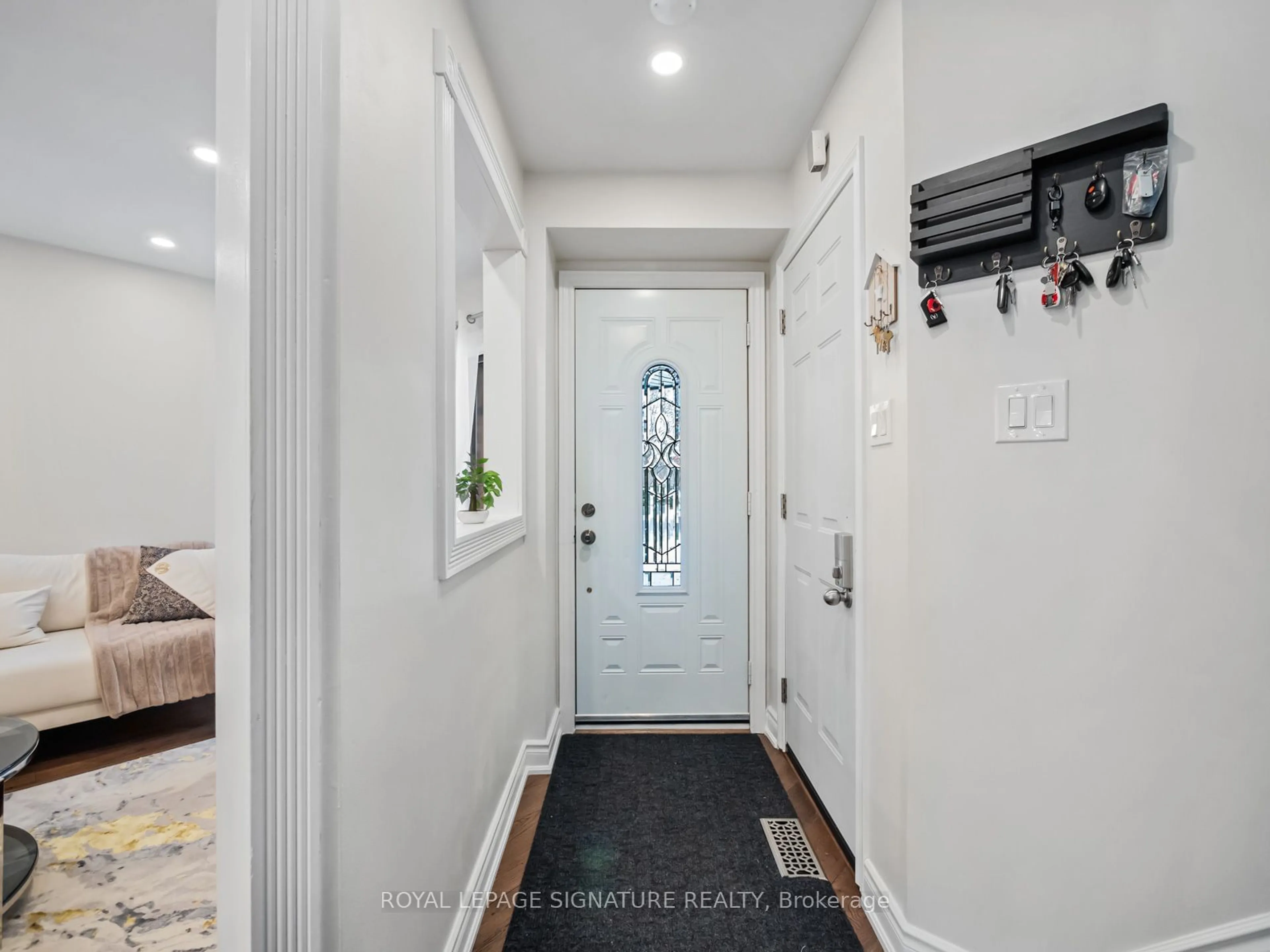 Indoor entryway for 2682 Lindholm Cres, Mississauga Ontario L5M 4P3