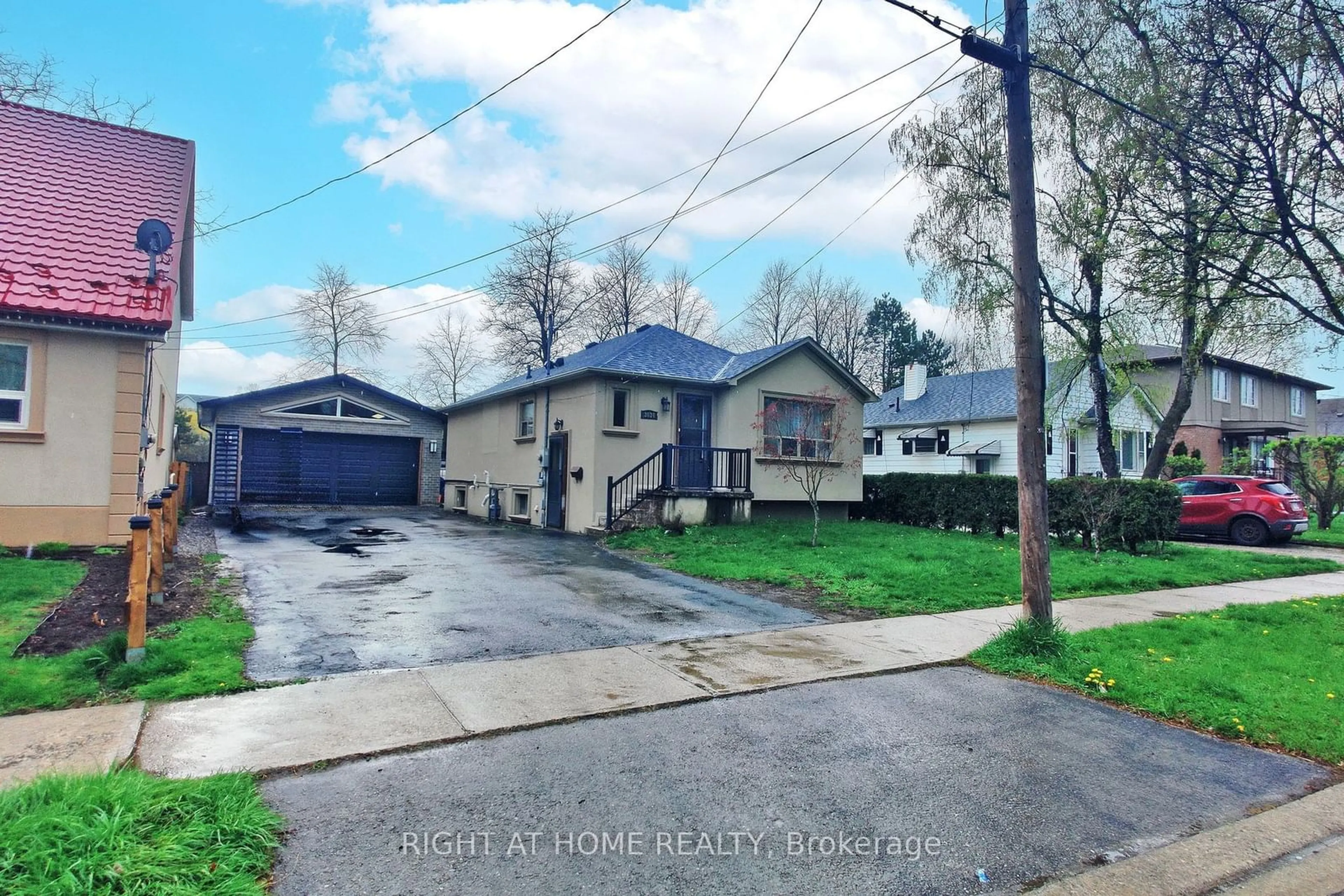 A pic from outside/outdoor area/front of a property/back of a property/a pic from drone, street for 3034 Parkerhill Rd, Mississauga Ontario L5B 1V5