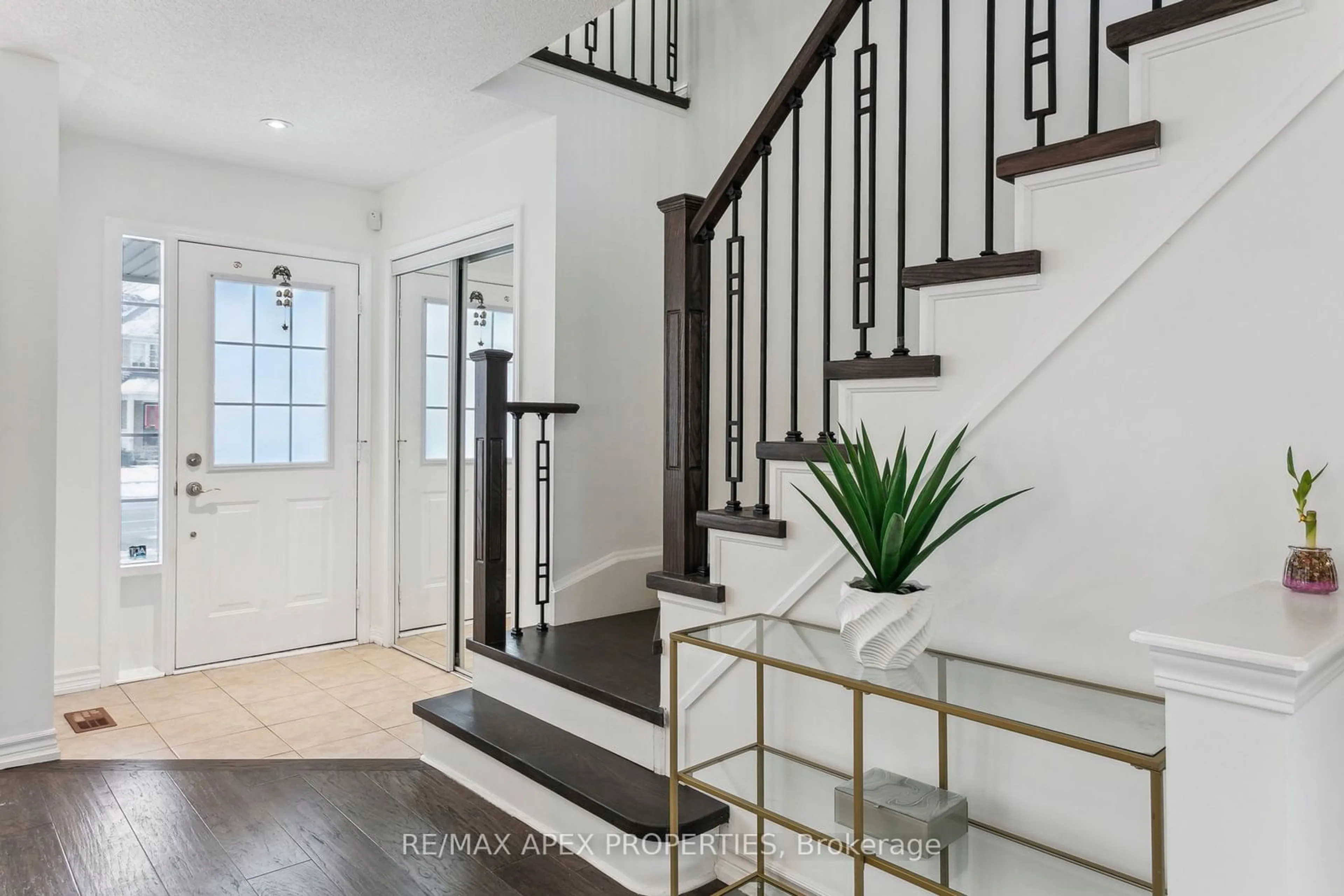 Indoor entryway for 2321 Grand Oak Tr, Oakville Ontario L6M 4X2