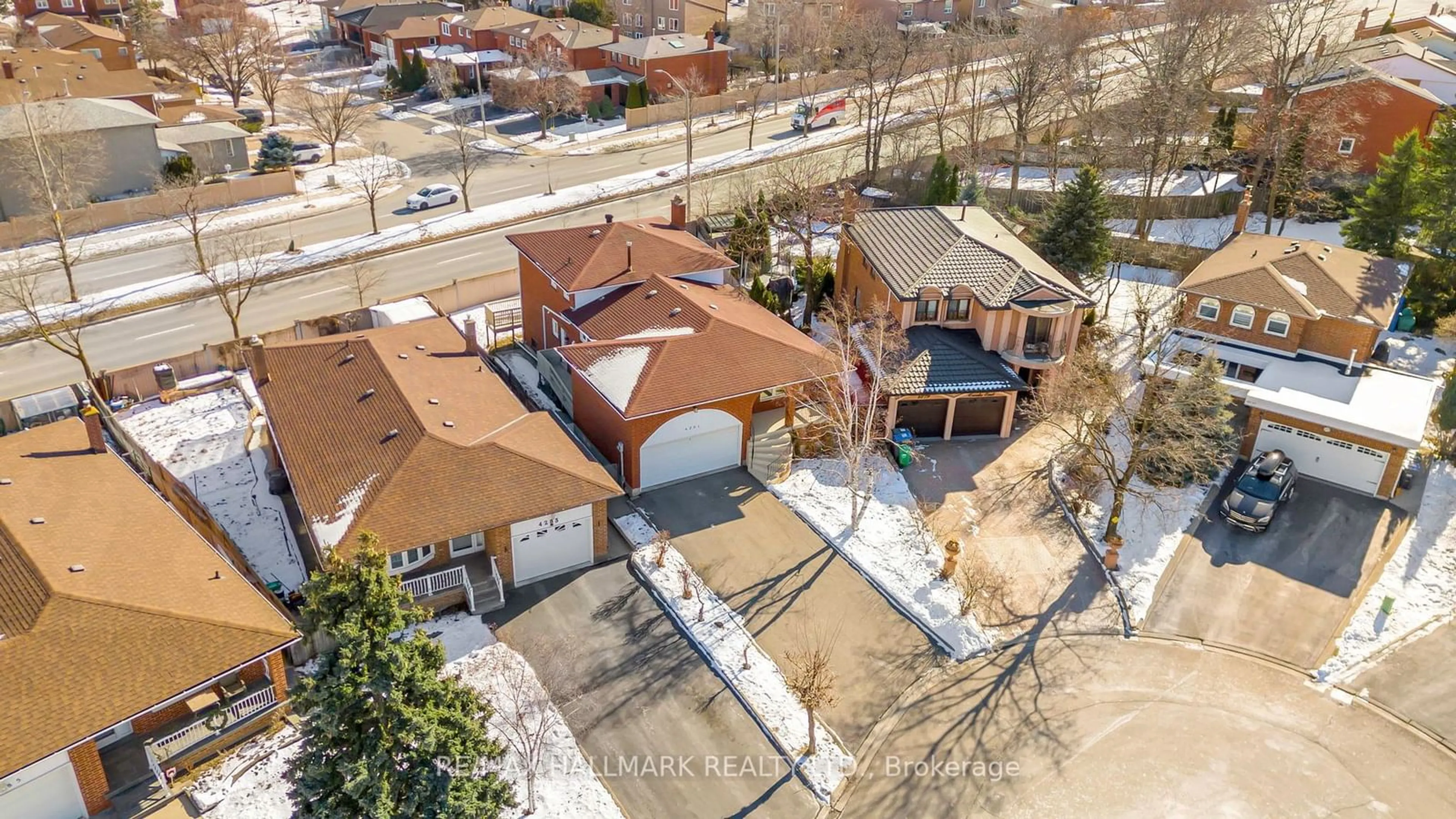 A pic from outside/outdoor area/front of a property/back of a property/a pic from drone, street for 4281 Creeks End, Mississauga Ontario L4Z 1L6