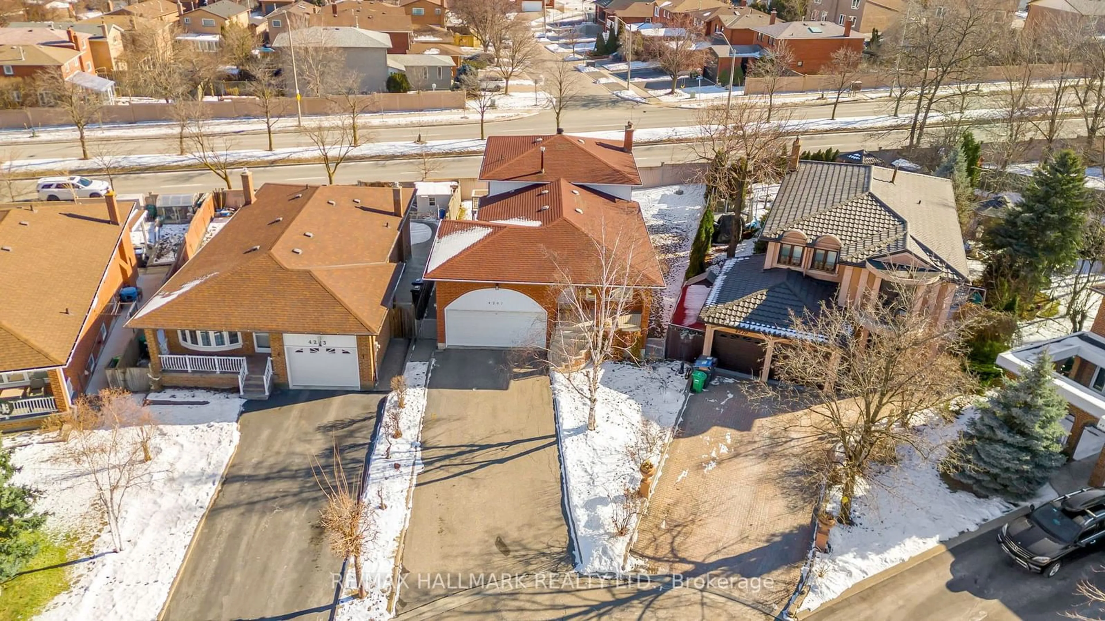 A pic from outside/outdoor area/front of a property/back of a property/a pic from drone, street for 4281 Creeks End, Mississauga Ontario L4Z 1L6