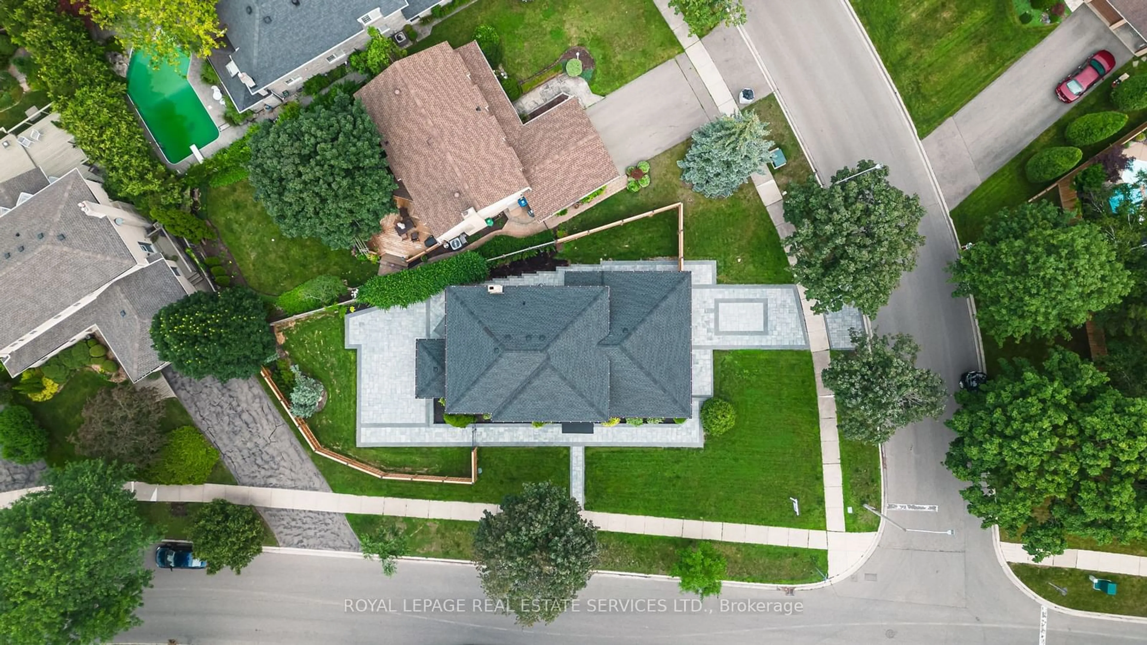 A pic from outside/outdoor area/front of a property/back of a property/a pic from drone, street for 2535 Robin Dr, Mississauga Ontario L5K 2G2