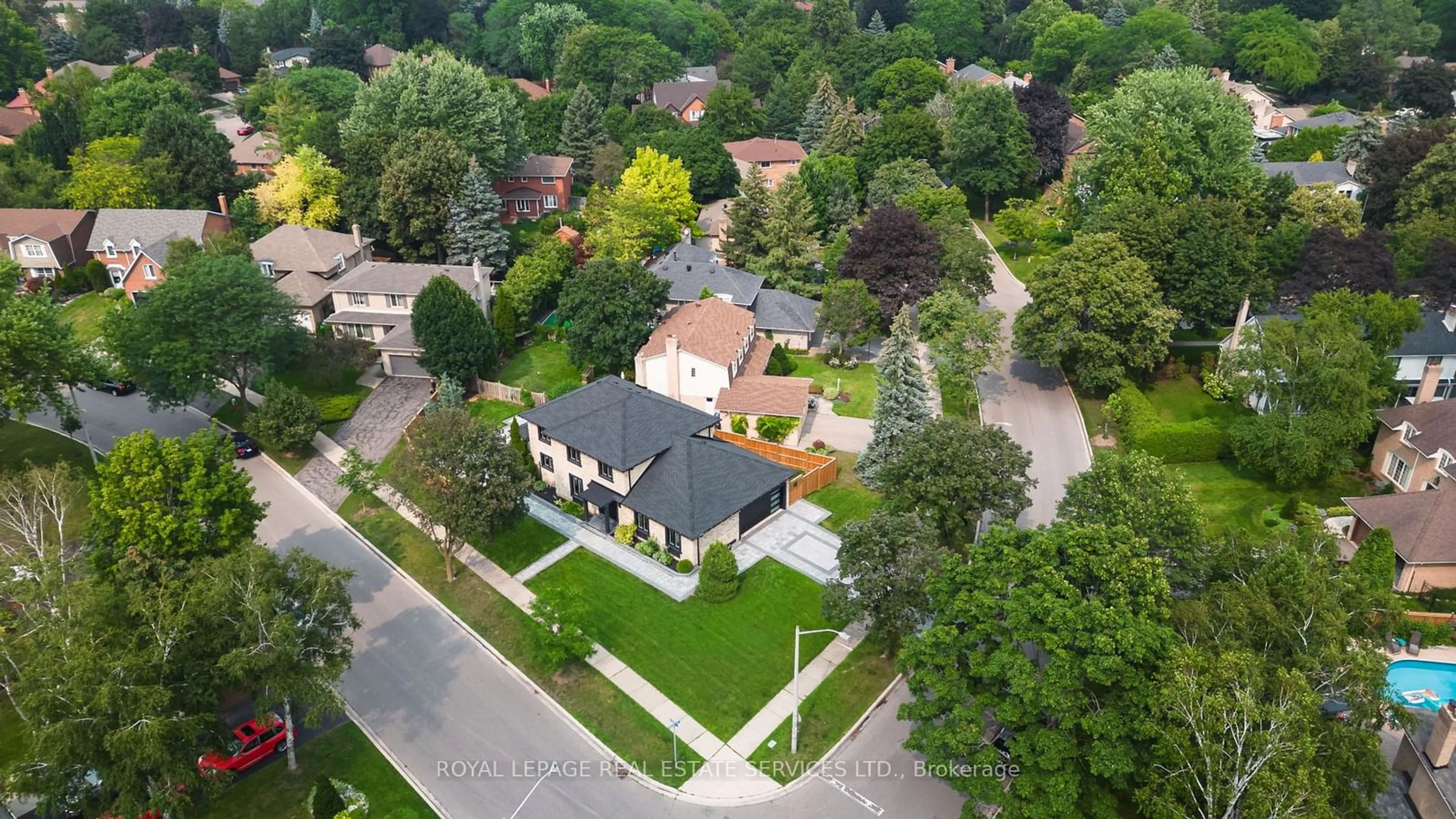 A pic from outside/outdoor area/front of a property/back of a property/a pic from drone, street for 2535 Robin Dr, Mississauga Ontario L5K 2G2